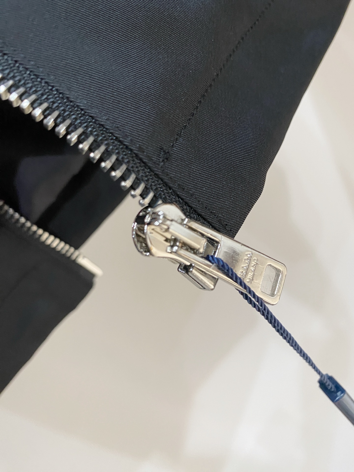 普拉达、2025新品夹克外套，时尚帅气，简约百搭款，胸前五金装饰三角标logo，定制原版面料，不仅挺括，