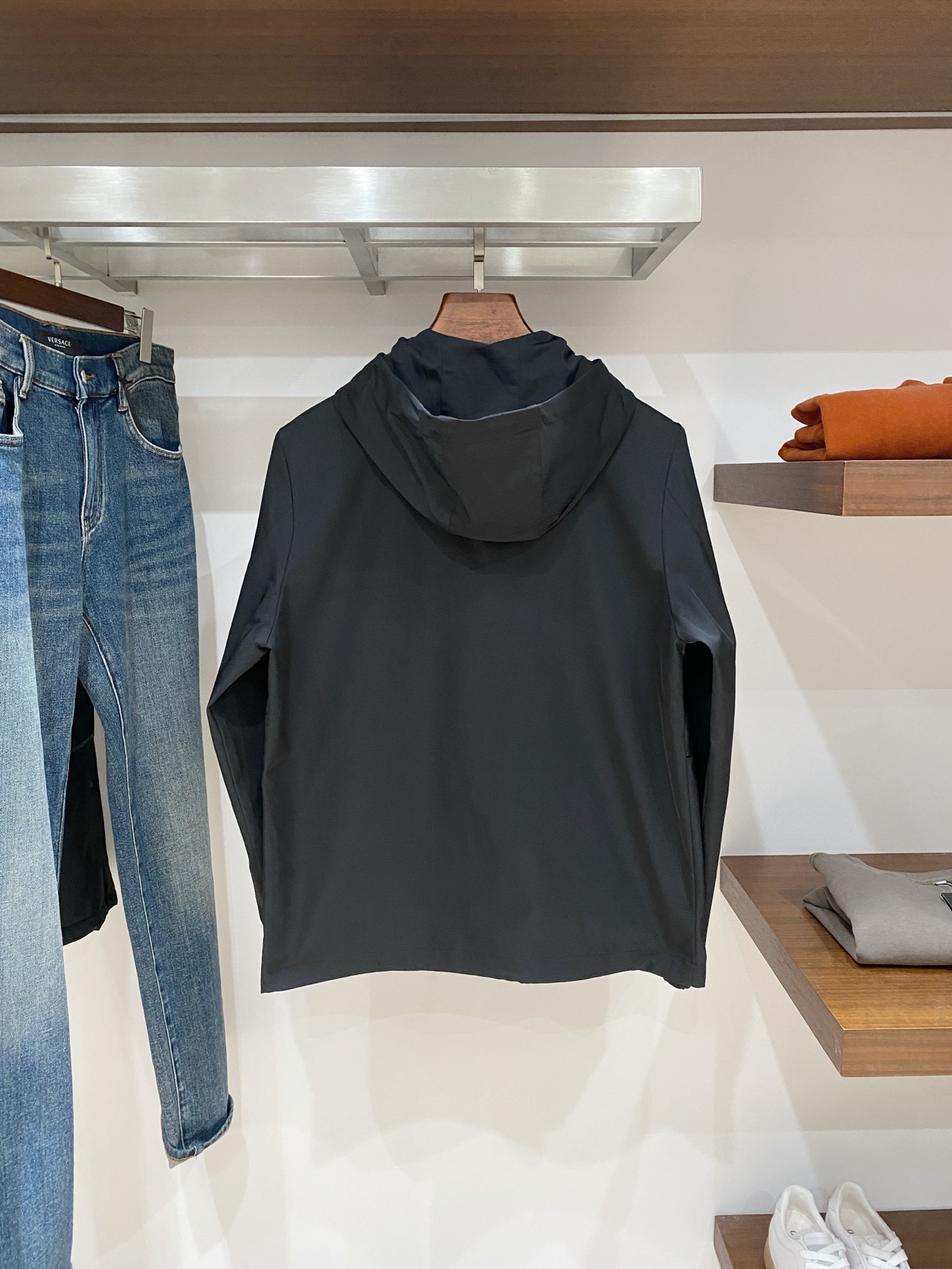 普拉达、2025新品夹克外套，时尚帅气，简约百搭款，胸前五金装饰三角标logo，定制原版面料，不仅挺括，