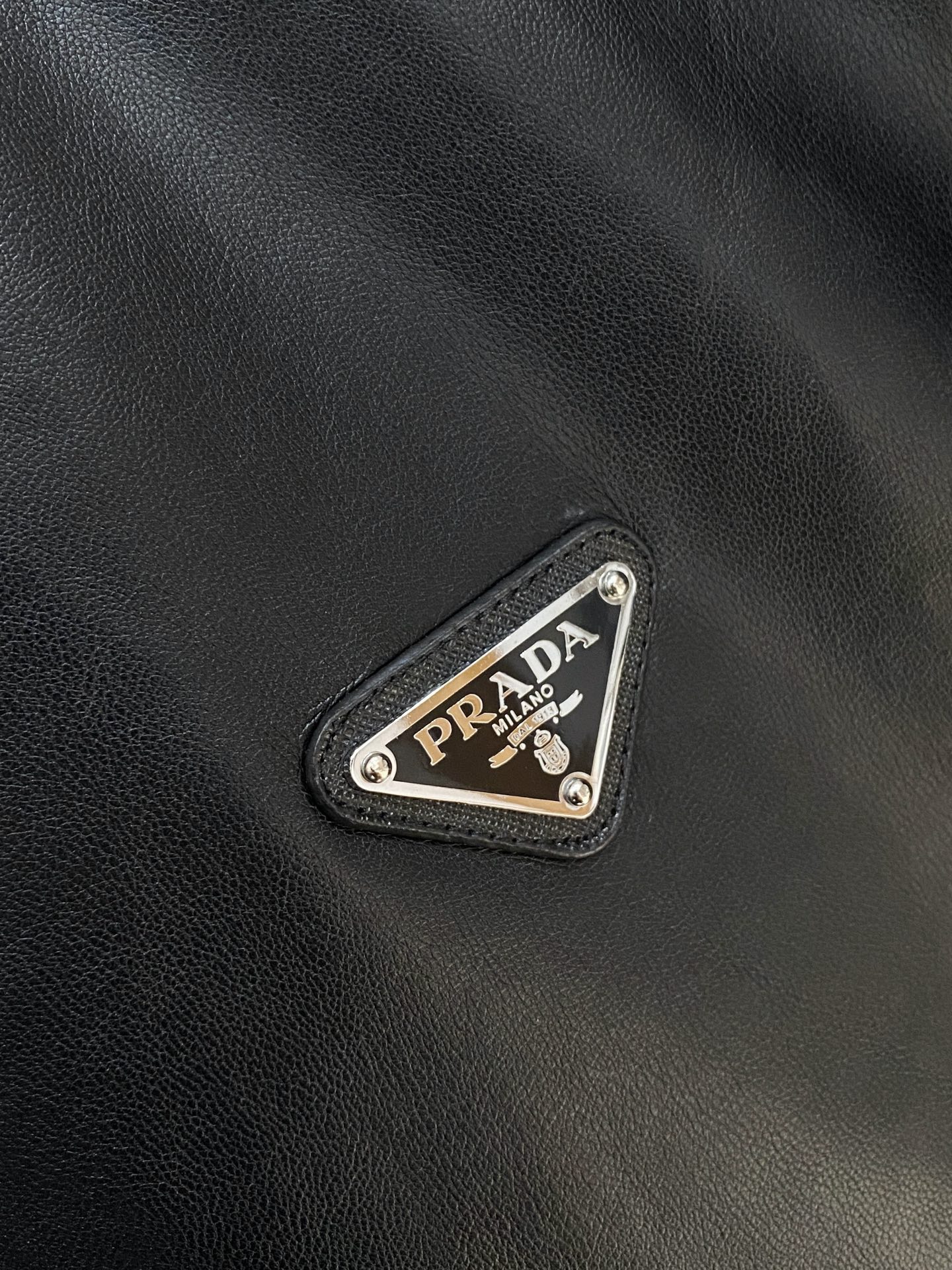 普拉达、2025新品夹克外套，时尚帅气，简约百搭款，胸前五金装饰三角标logo，定制原版面料，不仅挺括，