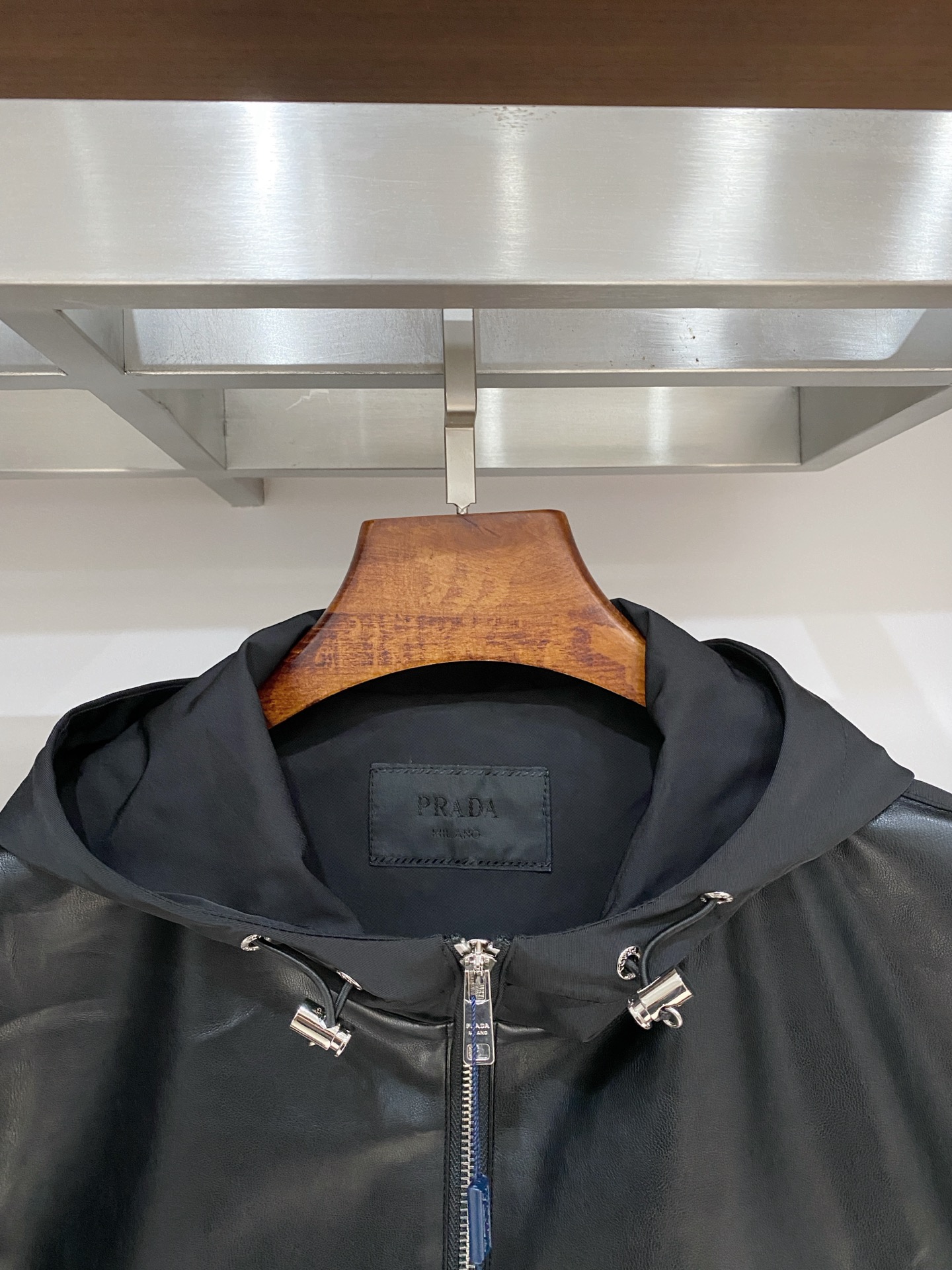 普拉达、2025新品夹克外套，时尚帅气，简约百搭款，胸前五金装饰三角标logo，定制原版面料，不仅挺括，