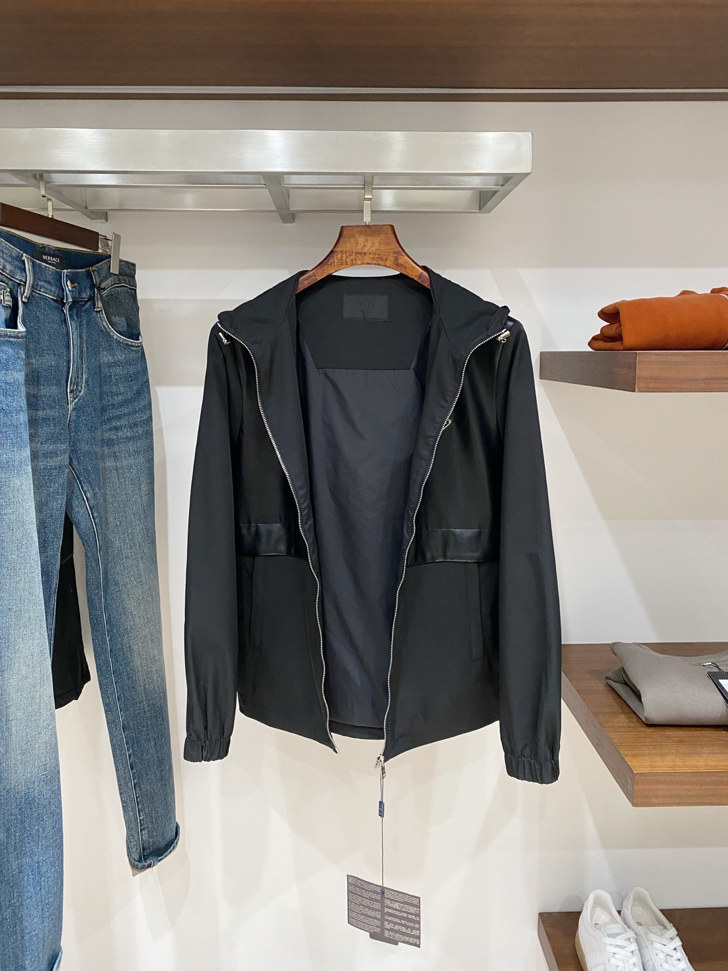 普拉达、2025新品夹克外套，时尚帅气，简约百搭款，胸前五金装饰三角标logo，定制原版面料，不仅挺括，