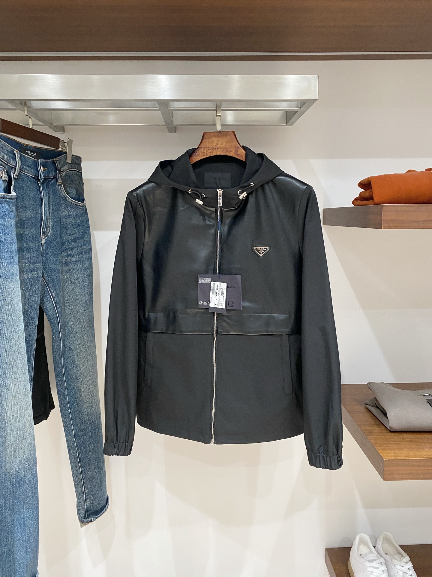 NO:684162,Prada, 2025 new jacket, fashionable and handsome, simple and versatile, hardware decorated with triangle logo on the chest, customized original fabric, not only stiff and keeping the trendy silhouette, but also comfortable to wear, more delicate yarn weaving, size M-3XL, buy now,, prada, jackets & coats, jackets & coats,19860909普拉达、2025新品夹克外套,时尚帅气,简约百搭款,胸前五金装饰三角标logo,定制原版面料,不仅挺括,保持潮流的廓形,又穿着舒适,纱织更细腻,码数M-3XL 立即抢购,,prada,jackets & coats,jackets & coats,,Men's clothing