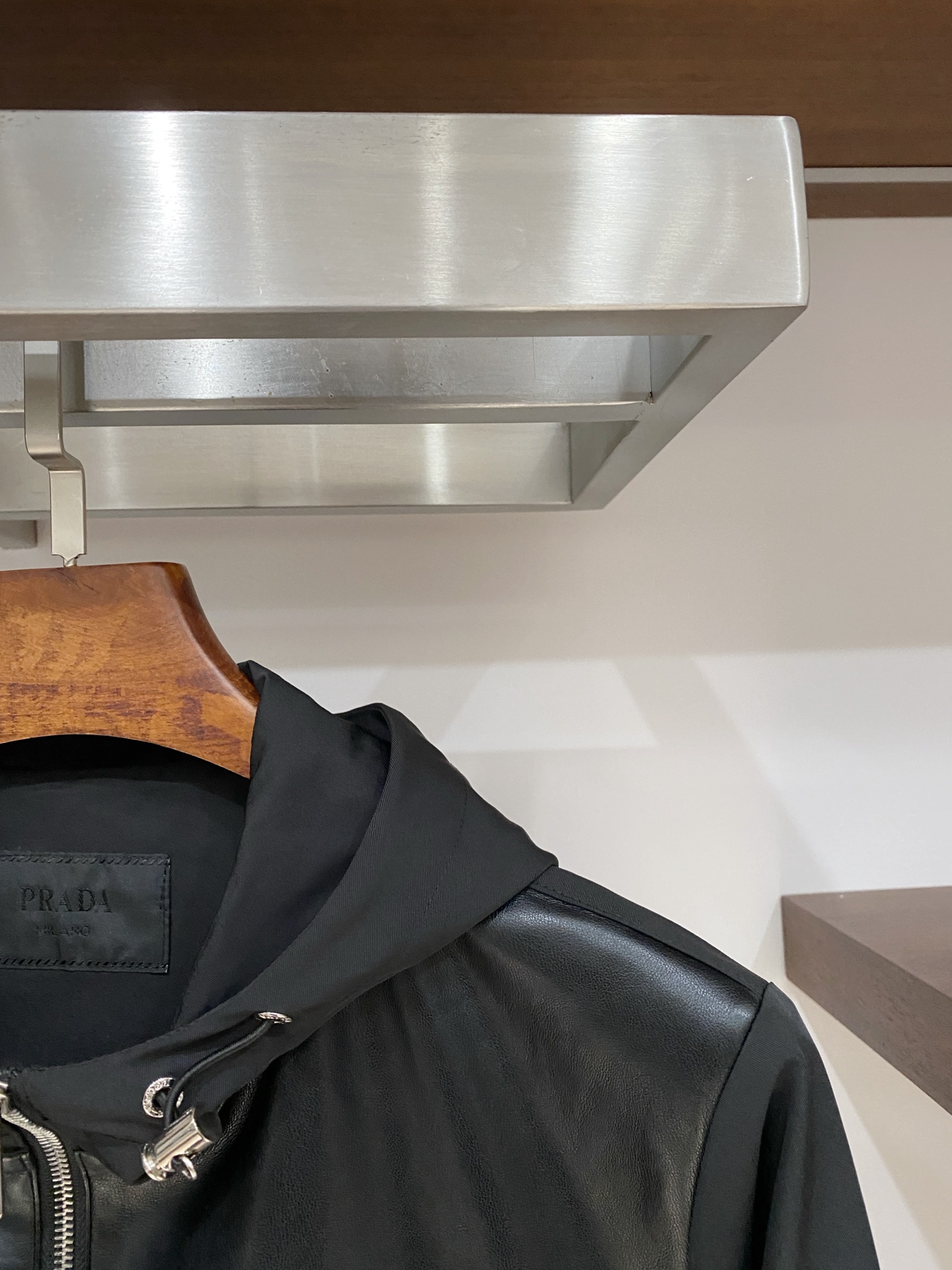 普拉达、2025新品夹克外套，时尚帅气，简约百搭款，胸前五金装饰三角标logo，定制原版面料，不仅挺括，