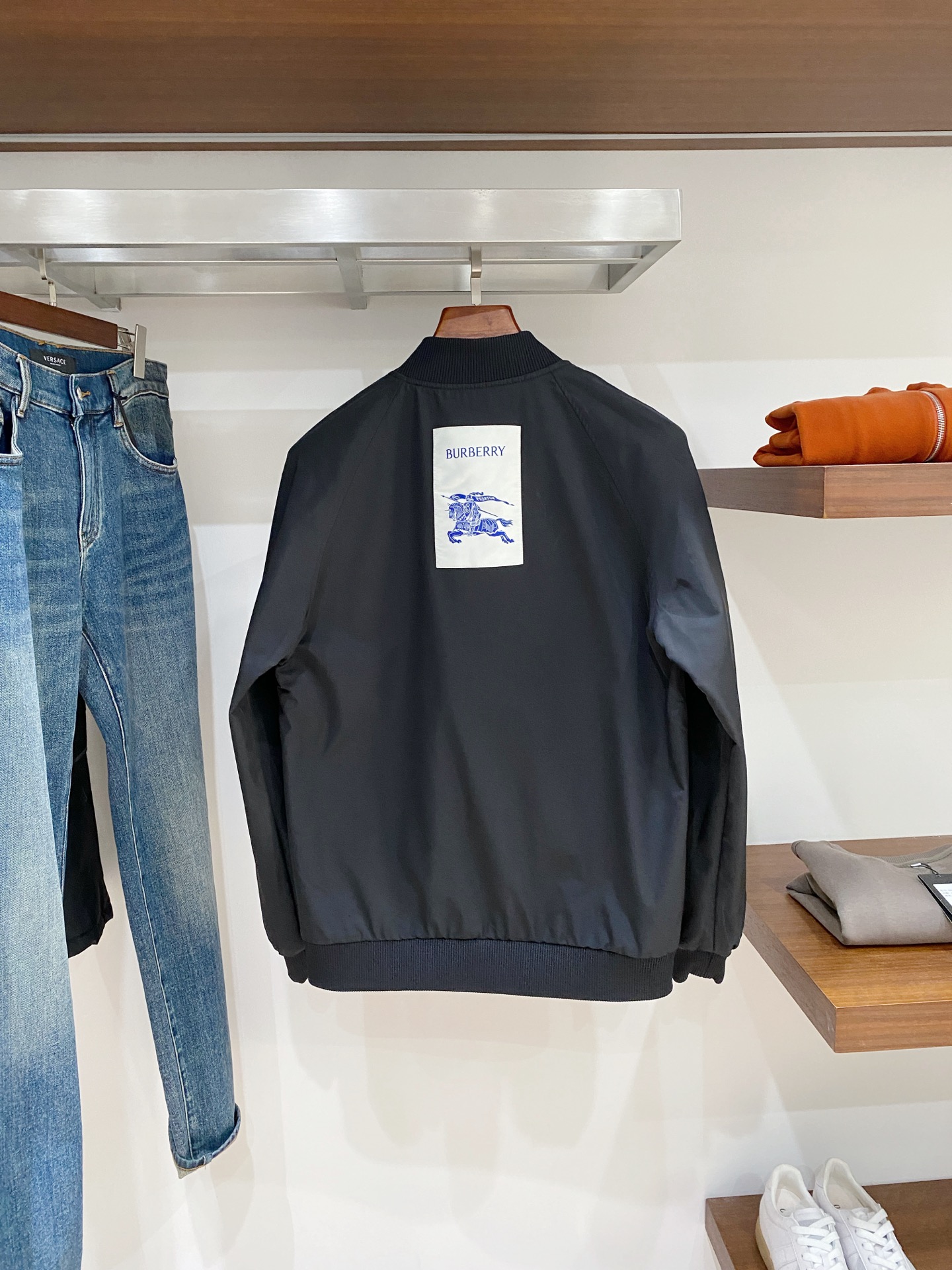 巴宝莉、2025新品双面穿夹克外套，时尚帅气，简约百搭款，原版五金辅料logo，定制原版面料，不仅挺括，