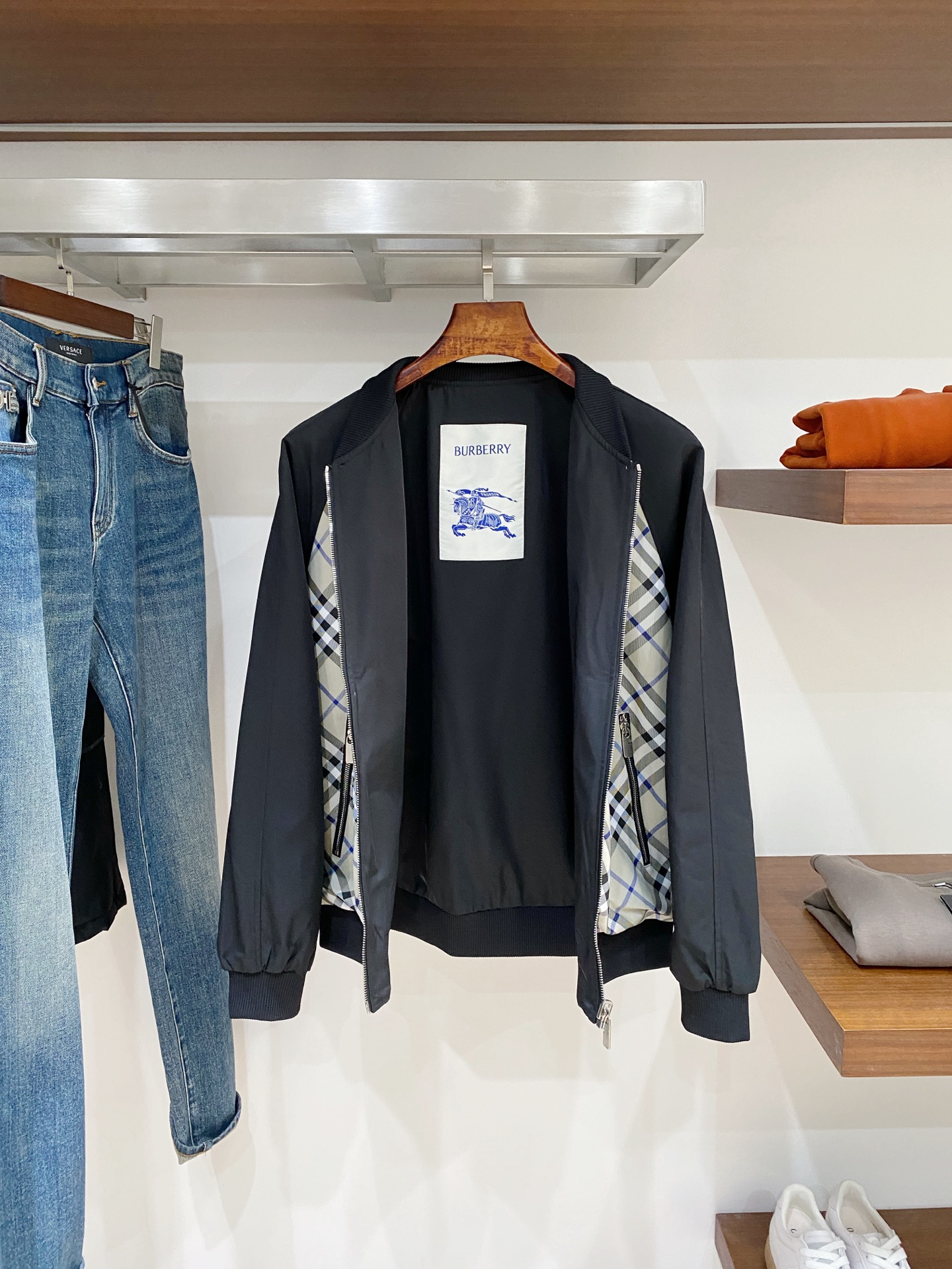 巴宝莉、2025新品双面穿夹克外套，时尚帅气，简约百搭款，原版五金辅料logo，定制原版面料，不仅挺括，