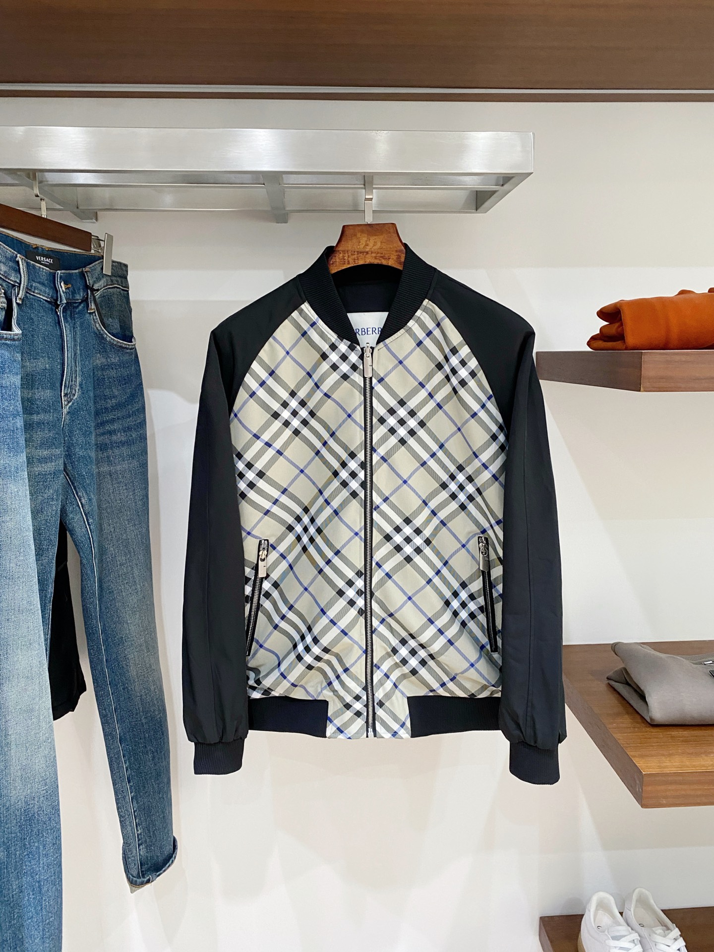 NO:684165,Burberry, 2025 new reversible jacket, fashionable and handsome, simple and versatile, original hardware logo, customized original fabric, not only crisp and trendy silhouette, but also comfortable to wear, more delicate yarn weaving, size M-3XL, buy now,,burberry,jackets & coats,jackets & coats,19860909巴宝莉、2025新品双面穿夹克外套,时尚帅气,简约百搭款,原版五金辅料logo,定制原版面料,不仅挺括,保持潮流的廓形,又穿着舒适,纱织更细腻,码数M-3XL 立即抢购,,burberry,jackets & coats,jackets & coats,,Men's clothing