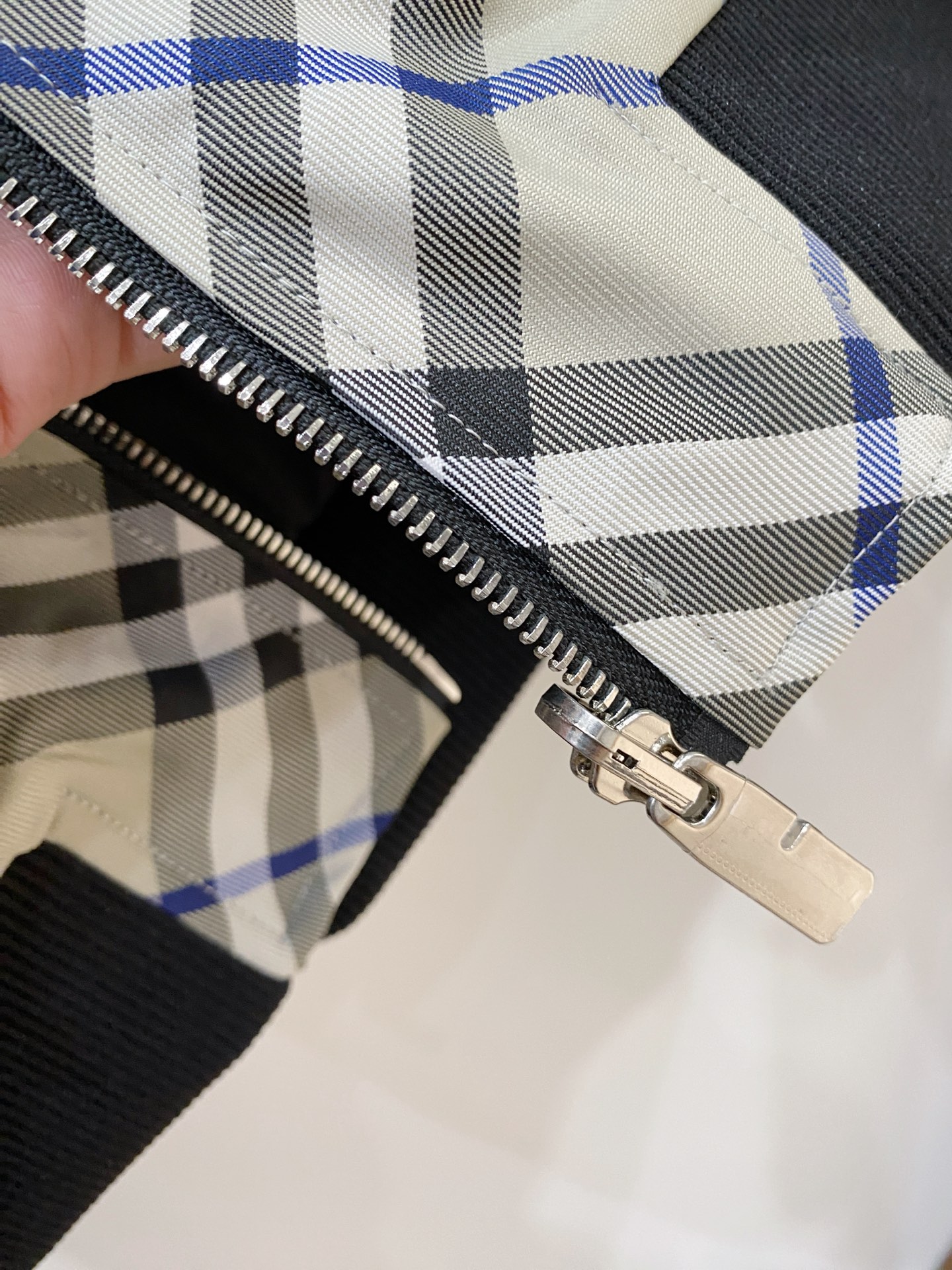 巴宝莉、2025新品双面穿夹克外套，时尚帅气，简约百搭款，原版五金辅料logo，定制原版面料，不仅挺括，