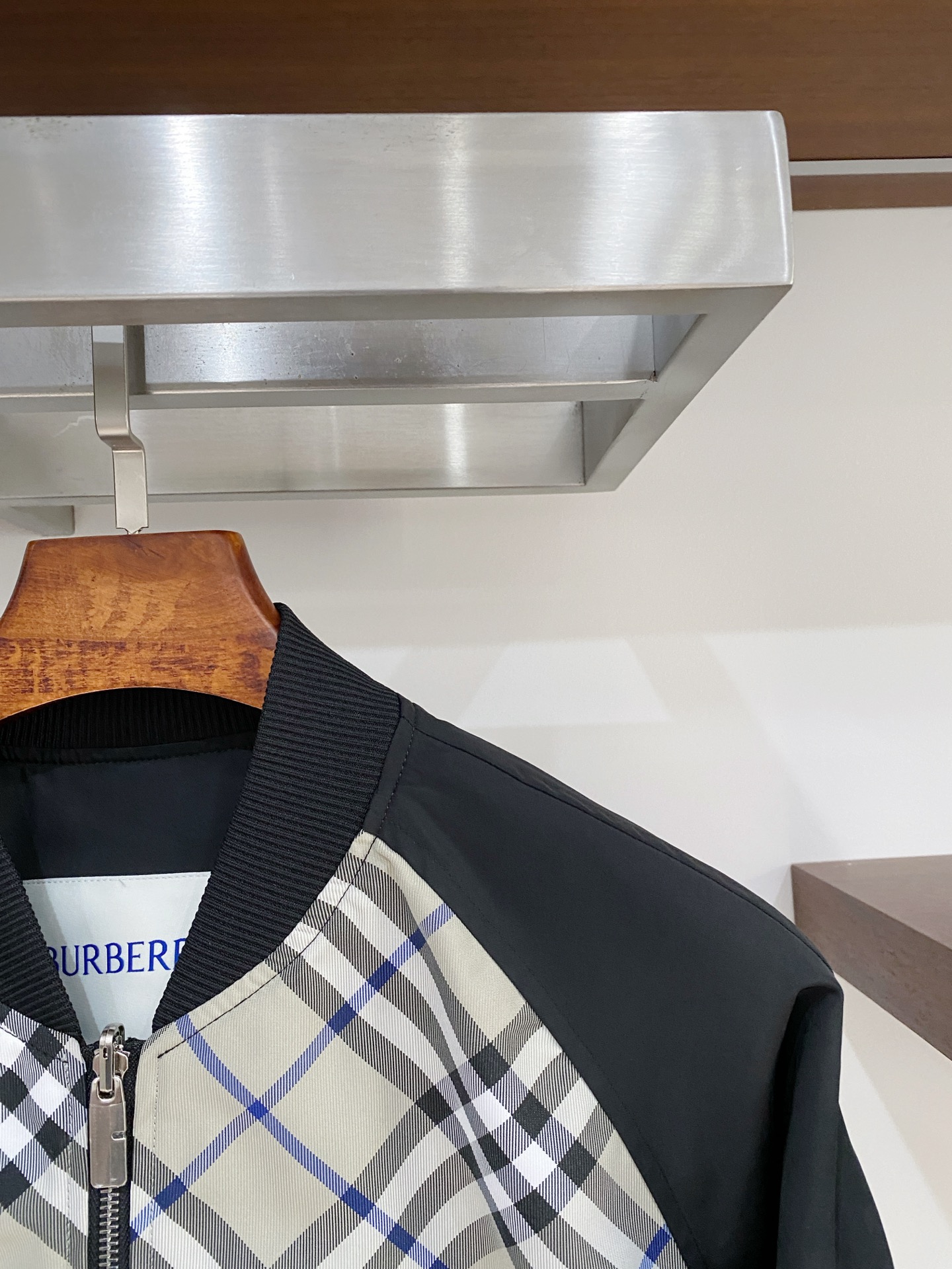 巴宝莉、2025新品双面穿夹克外套，时尚帅气，简约百搭款，原版五金辅料logo，定制原版面料，不仅挺括，