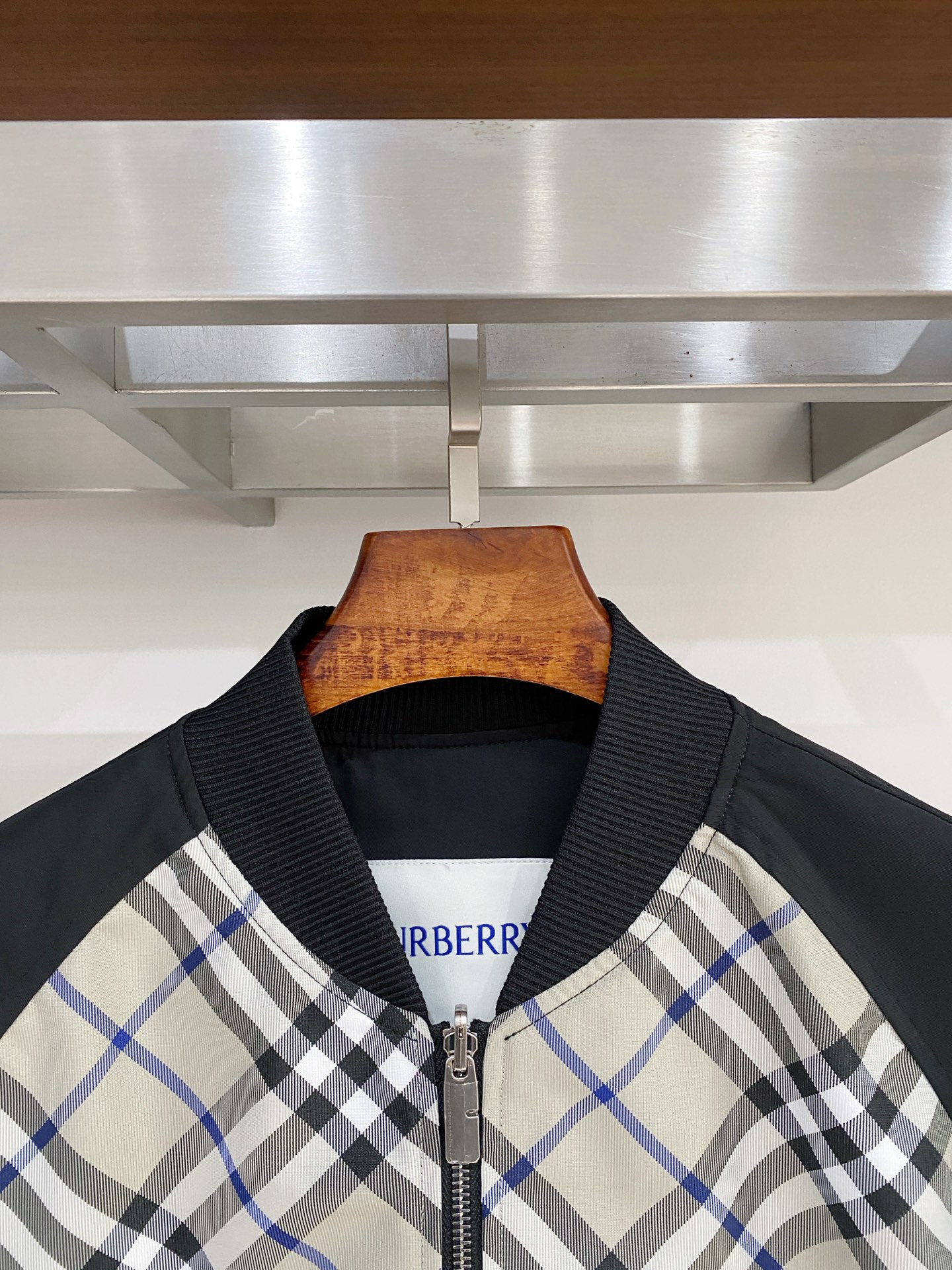 巴宝莉、2025新品双面穿夹克外套，时尚帅气，简约百搭款，原版五金辅料logo，定制原版面料，不仅挺括，