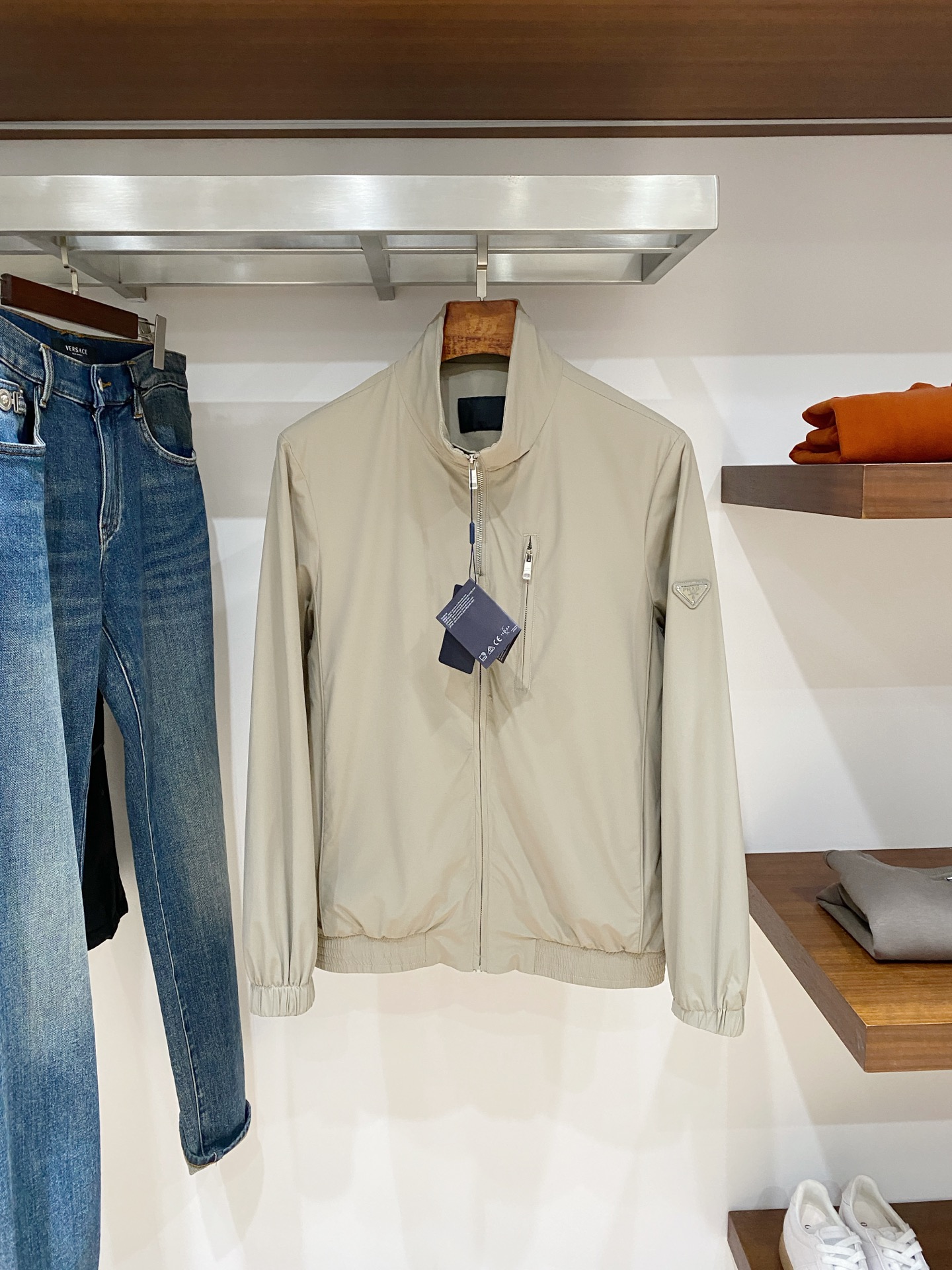 NO:684187,Prada, 2025 new jacket, fashionable and handsome, simple and versatile, cuff hardware decorated with triangle logo, customized original fabric, not only crisp and trendy silhouette, but also comfortable to wear, more delicate yarn weaving, size M-3XL, buy now,, prada, jackets & coats, jackets & coats,19860909普拉达、2025新品夹克外套,时尚帅气,简约百搭款,袖口五金装饰三角标logo,定制原版面料,不仅挺括,保持潮流的廓形,又穿着舒适,纱织更细腻,码数M-3XL 立即抢购,,prada,jackets & coats,jackets & coats,,Men's clothing