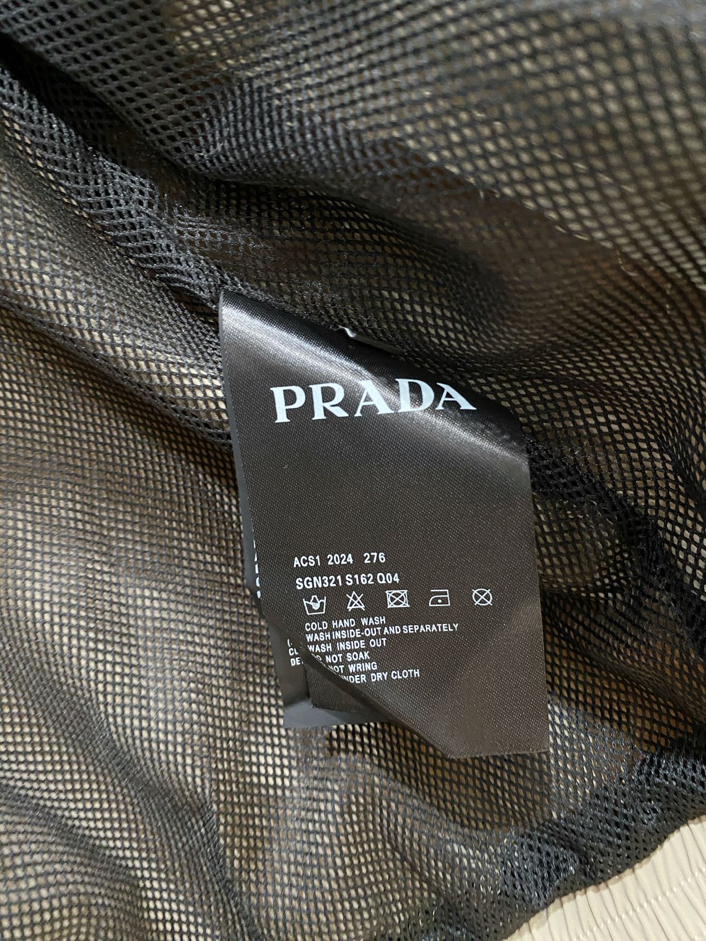 普拉达、2025新品夹克外套，时尚帅气，简约百搭款，袖口五金装饰三角标logo，定制原版面料，不仅挺括，