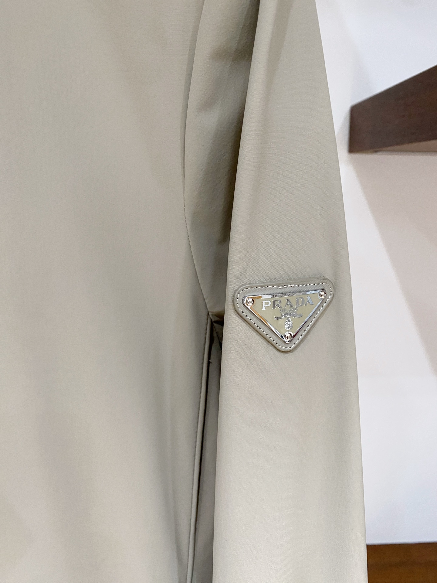 普拉达、2025新品夹克外套，时尚帅气，简约百搭款，袖口五金装饰三角标logo，定制原版面料，不仅挺括，