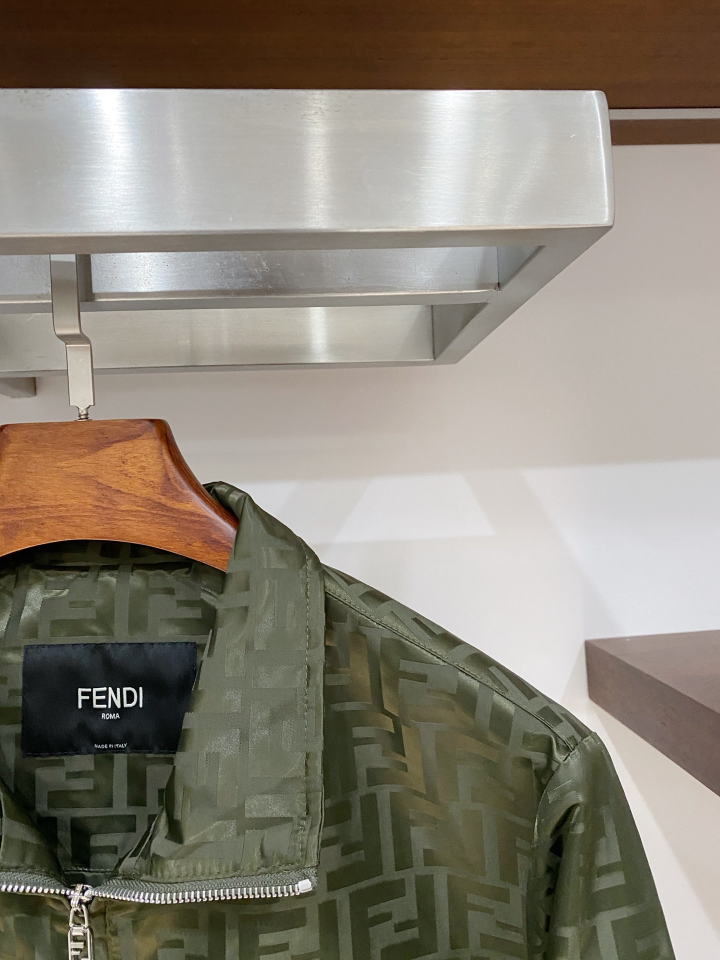 芬迪、2025新品夹克外套，时尚帅气，简约百搭款，原版五金辅料logo，定制原版面料，不仅挺括，保持潮流