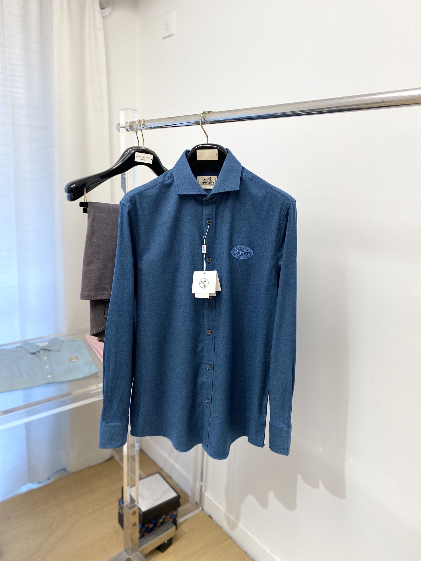 NO:646789,Hermes, 2025 new shirts, fashionable and handsome, simple and versatile, customized original fabrics, not only crisp and trendy, but also comfortable to wear, the yarn is more delicate, size S-XXL,, hermes, shirts, alexander wang19860909爱马仕、2025新品衬衫,时尚帅气,简约百搭款,定制原版面料,不仅挺括,保持潮流的廓形,又穿着舒适,纱织更细腻,码数S-XXL,,hermes,shirts,alexander wang,Men's clothing