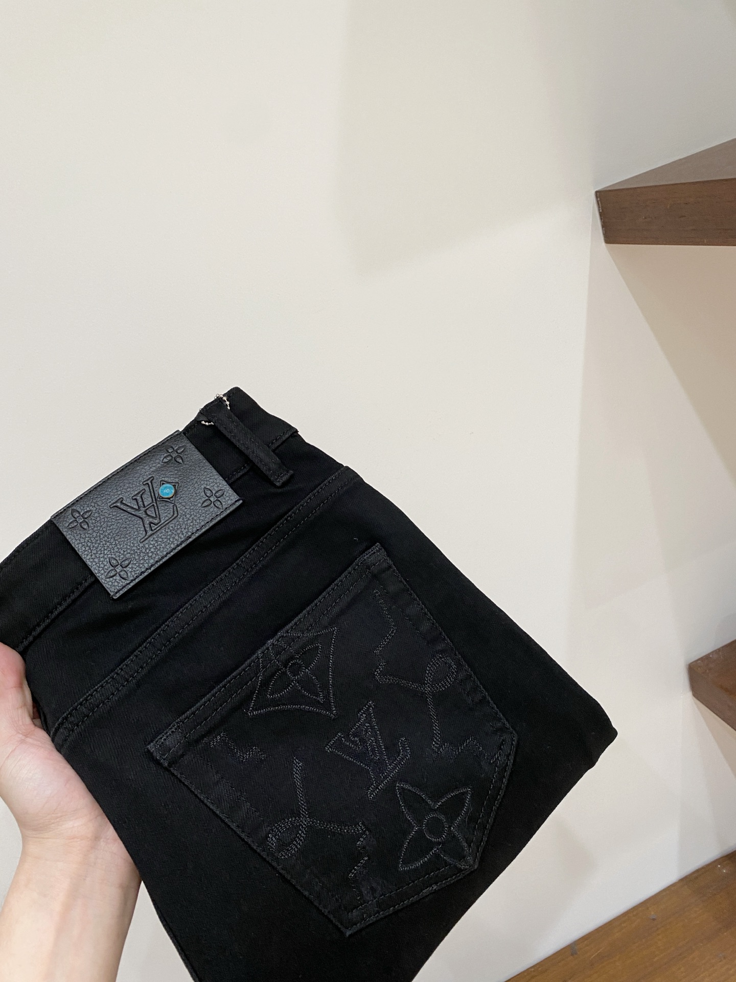 NO:651338,LV, 2025 latest products, available at counters simultaneously, original goods, washed casual jeans, imported original washed stretch fabrics, comfortable and elastic, original hardware accessories decorated with logo, super correct version, extremely high grade, counter quality, fashionable upper body, size 29-38, buy now, louis vuitton, jeans, alexander wang19860909LV、2025最新品,专柜同步有售,原单狠货,水洗休闲牛仔裤,进口原版水洗弹力面料,舒适有弹性,原版五金辅料装饰logo,版型超正,档次极高,专柜品质,上身时尚有型,码数29-38 立即抢购,,louis vuitton,jeans,alexander wang,Men's clothing