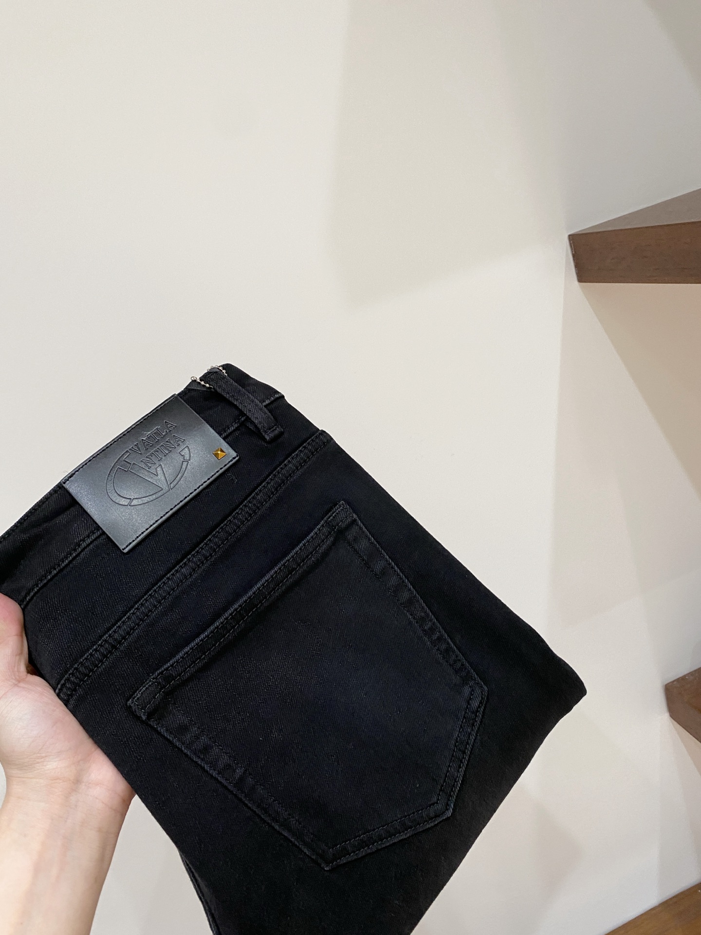 NO:651351,Valentino, 2025 latest products, available at counters at the same time, original goods, washed casual jeans, imported original washed stretch fabrics, comfortable and elastic, original hardware accessories decorated with logo, super correct version, extremely high grade, counter quality, fashionable upper body, size 29-38, buy now,,valentino,jeans,alexander wang19860909华伦天奴、2025最新品,专柜同步有售,原单狠货,水洗休闲牛仔裤,进口原版水洗弹力面料,舒适有弹性,原版五金辅料装饰logo,版型超正,档次极高,专柜品质,上身时尚有型,码数29-38 立即抢购,,valentino,jeans,alexander wang,Men's clothing