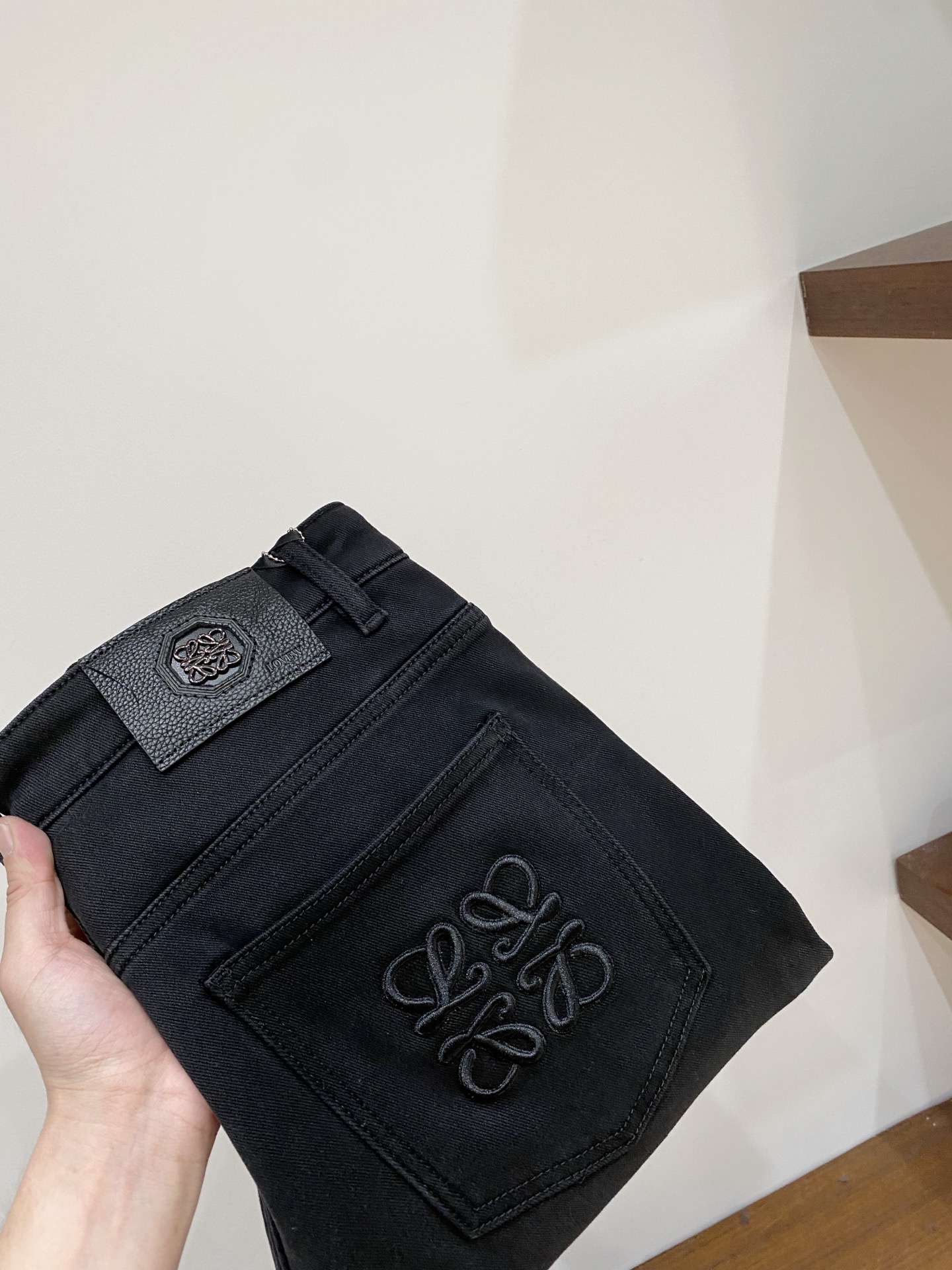 NO:651357,Loewe, 2025 latest products, available at counters at the same time, original goods, washed casual jeans, imported original washed stretch fabrics, comfortable and elastic, original hardware accessories decorated with logo, super correct version, extremely high grade, counter quality, fashionable upper body, size 29-38, buy now,,loewe,jeans,alexander wang19860909罗意威、2025最新品,专柜同步有售,原单狠货,水洗休闲牛仔裤,进口原版水洗弹力面料,舒适有弹性,原版五金辅料装饰logo,版型超正,档次极高,专柜品质,上身时尚有型,码数29-38 立即抢购,,loewe,jeans,alexander wang,Men's clothing