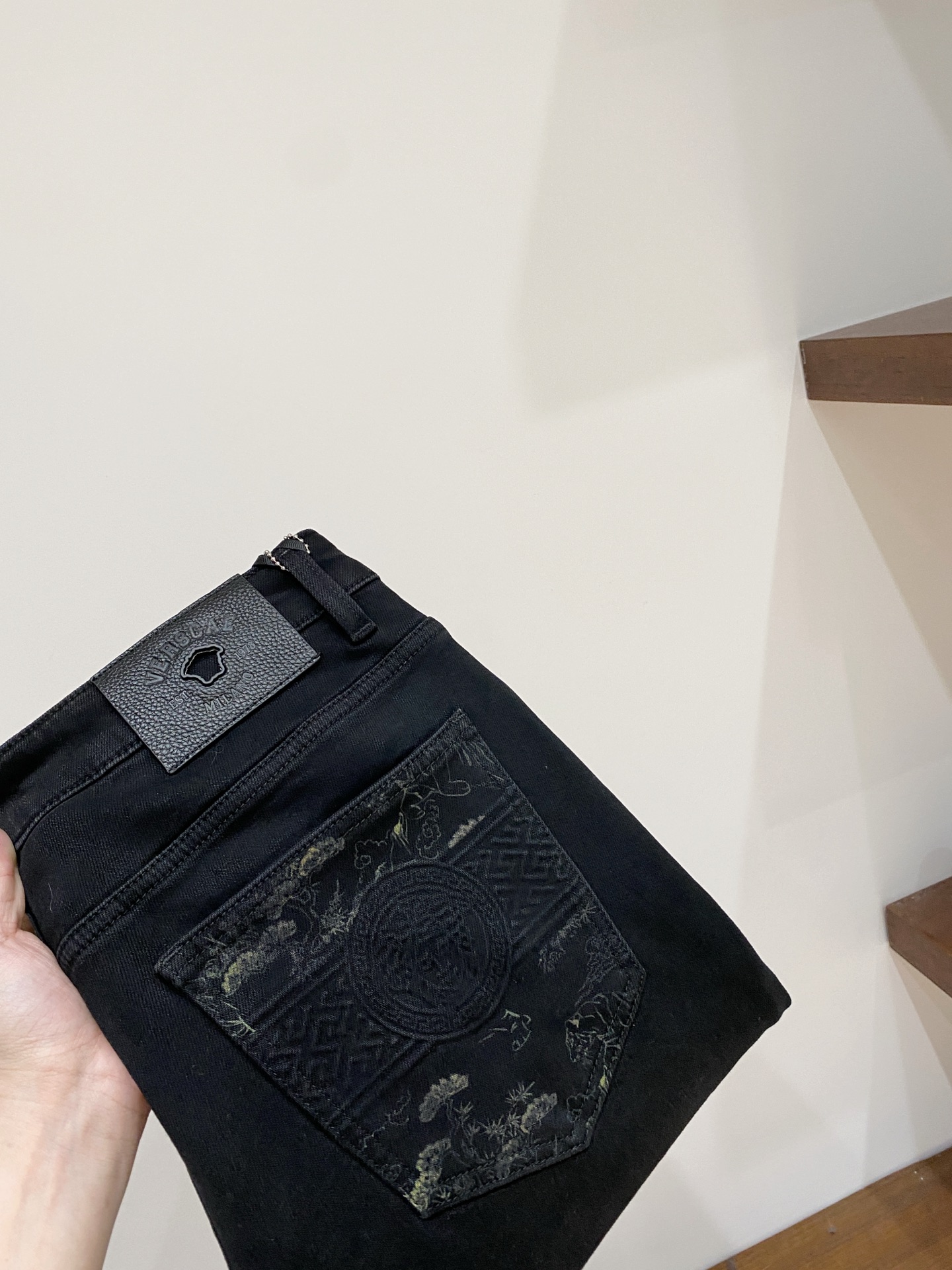 NO:651375,Versace, 2025 latest products, available at counters simultaneously, original goods, washed casual jeans, imported original washed stretch fabrics, comfortable and elastic, original hardware accessories decorated with logo, super correct version, extremely high grade, counter quality, fashionable upper body, size 29-38, buy now,,versace,jeans,alexander wang19860909范思哲、2025最新品,专柜同步有售,原单狠货,水洗休闲牛仔裤,进口原版水洗弹力面料,舒适有弹性,原版五金辅料装饰logo,版型超正,档次极高,专柜品质,上身时尚有型,码数29-38 立即抢购,,versace,jeans,alexander wang,Men's clothing