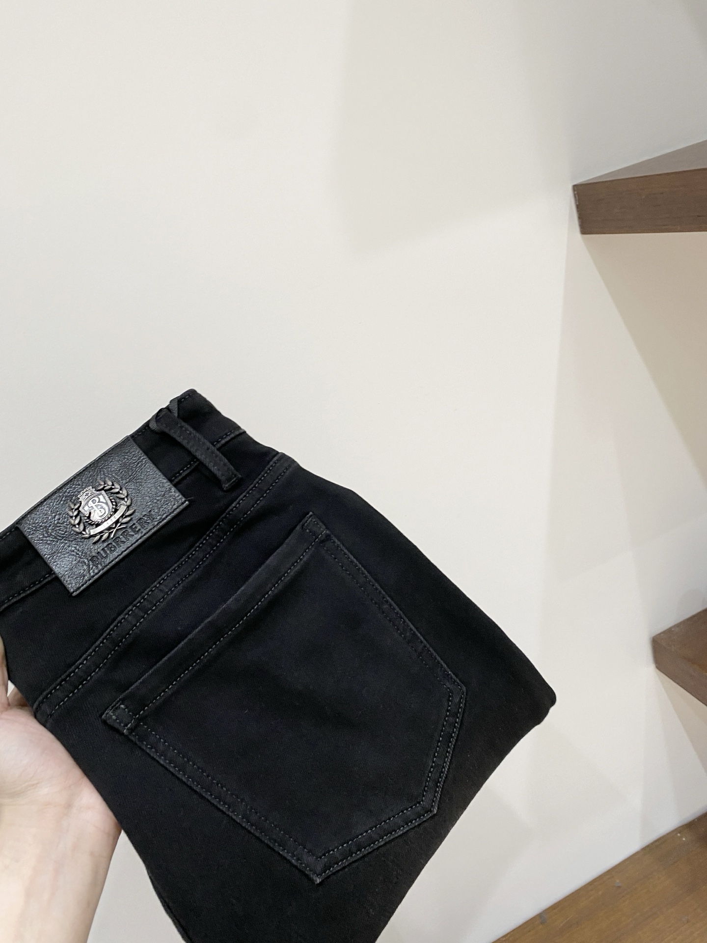 NO:651384,Burberry, 2025 latest products, available at counters simultaneously, original goods, washed casual jeans, imported original washed stretch fabrics, comfortable and elastic, original hardware accessories decorated with logo, super correct version, extremely high grade, counter quality, fashionable upper body, size 29-38, buy now,, burberry, jeans, alexander wang19860909巴宝莉、2025最新品,专柜同步有售,原单狠货,水洗休闲牛仔裤,进口原版水洗弹力面料,舒适有弹性,原版五金辅料装饰logo,版型超正,档次极高,专柜品质,上身时尚有型,码数29-38 立即抢购,,burberry,jeans,alexander wang,Men's clothing