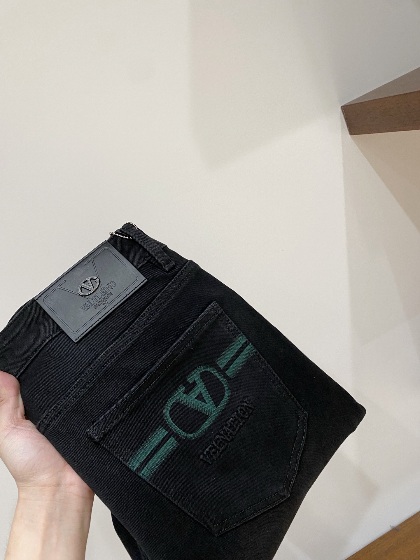 NO:651332,Valentino, 2025 latest products, available at counters at the same time, original goods, washed casual jeans, imported original washed stretch fabrics, comfortable and elastic, original hardware accessories decorated with logo, super correct version, extremely high grade, counter quality, fashionable upper body, size 29-38, buy now,,valentino,jeans,alexander wang19860909华伦天奴、2025最新品,专柜同步有售,原单狠货,水洗休闲牛仔裤,进口原版水洗弹力面料,舒适有弹性,原版五金辅料装饰logo,版型超正,档次极高,专柜品质,上身时尚有型,码数29-38 立即抢购,,valentino,jeans,alexander wang,Men's clothing