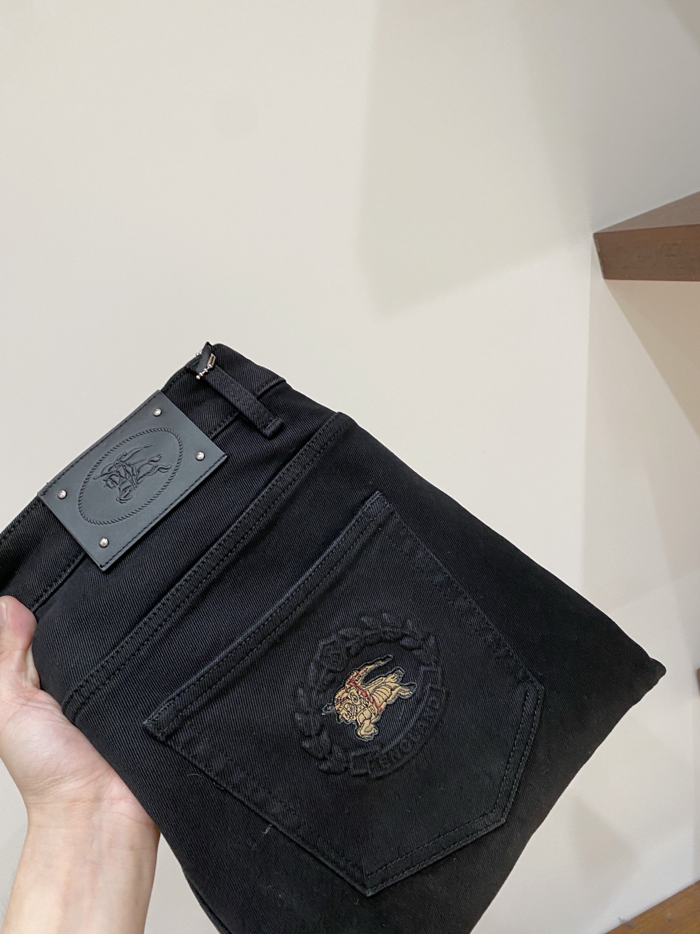 NO:651346,Burberry, 2025 latest products, available at counters simultaneously, original goods, washed casual jeans, imported original washed stretch fabrics, comfortable and elastic, original hardware accessories decorated with logo, super correct version, extremely high grade, counter quality, fashionable upper body, size 29-38, buy now,, burberry, jeans, alexander wang19860909巴宝莉、2025最新品,专柜同步有售,原单狠货,水洗休闲牛仔裤,进口原版水洗弹力面料,舒适有弹性,原版五金辅料装饰logo,版型超正,档次极高,专柜品质,上身时尚有型,码数29-38 立即抢购,,burberry,jeans,alexander wang,Men's clothing