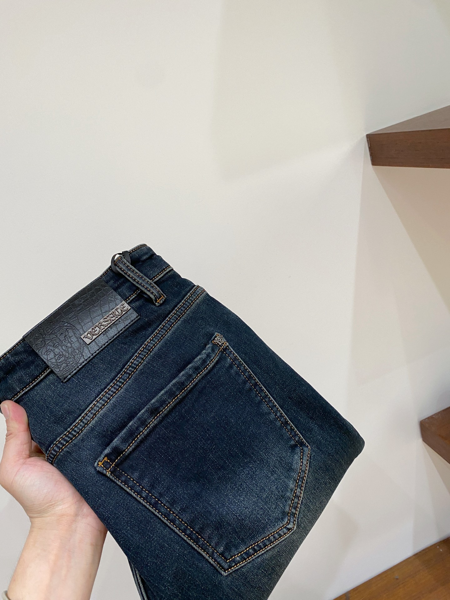 NO:651358,Versace, 2025 latest products, available at counters simultaneously, original goods, washed casual jeans, imported original washed stretch fabrics, comfortable and elastic, original hardware accessories decorated with logo, super correct version, extremely high grade, counter quality, fashionable upper body, size 29-38, buy now,,versace,jeans,alexander wang19860909范思哲、2025最新品,专柜同步有售,原单狠货,水洗休闲牛仔裤,进口原版水洗弹力面料,舒适有弹性,原版五金辅料装饰logo,版型超正,档次极高,专柜品质,上身时尚有型,码数29-38 立即抢购,,versace,jeans,alexander wang,Men's clothing