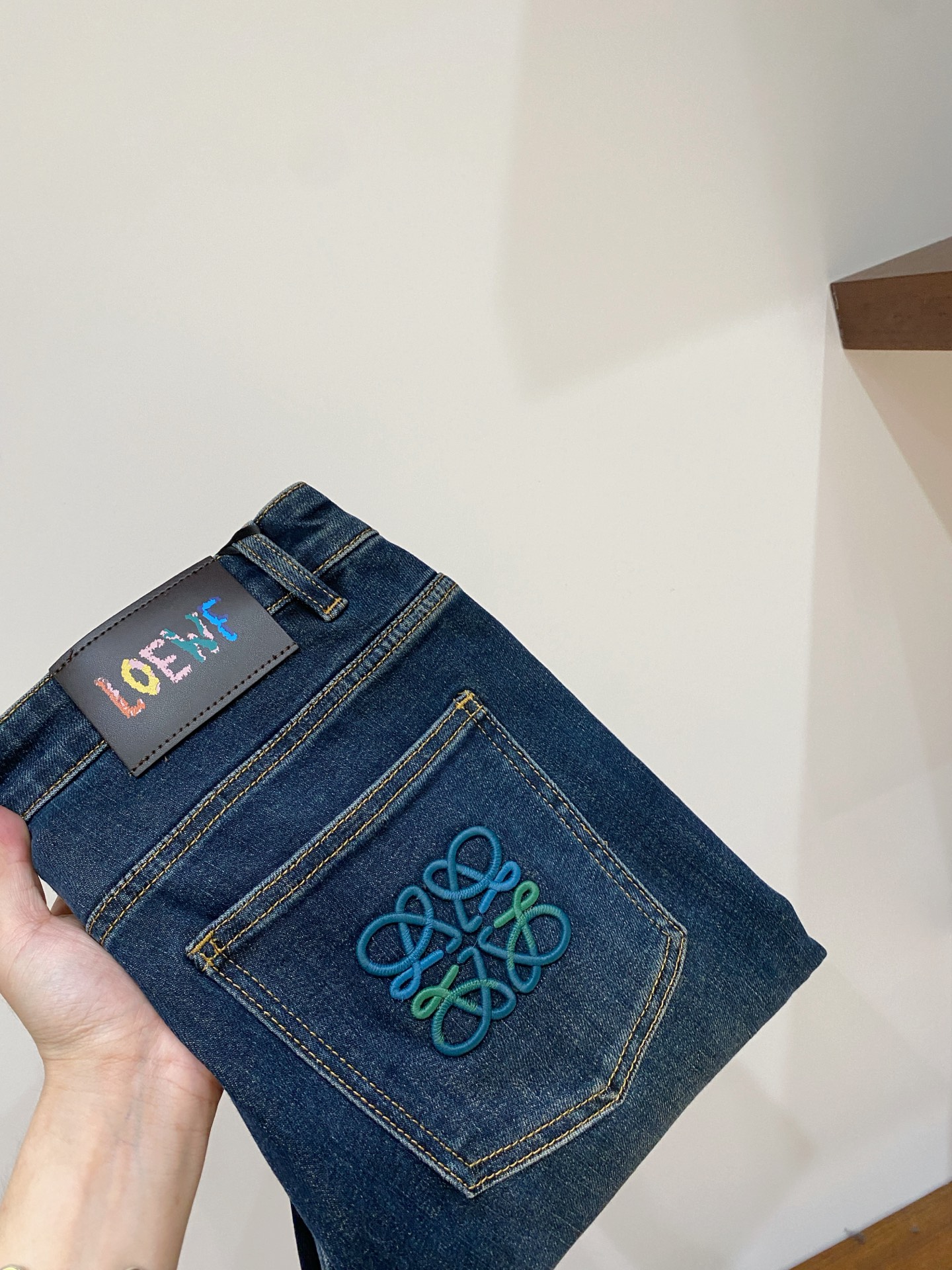 NO:651374,Loewe, 2025 latest products, available at counters at the same time, original goods, washed casual jeans, imported original washed stretch fabrics, comfortable and elastic, original hardware accessories decorated with logo, super correct version, extremely high grade, counter quality, fashionable upper body, size 29-38, buy now,,loewe,jeans,alexander wang19860909罗意威、2025最新品,专柜同步有售,原单狠货,水洗休闲牛仔裤,进口原版水洗弹力面料,舒适有弹性,原版五金辅料装饰logo,版型超正,档次极高,专柜品质,上身时尚有型,码数29-38 立即抢购,,loewe,jeans,alexander wang,Men's clothing