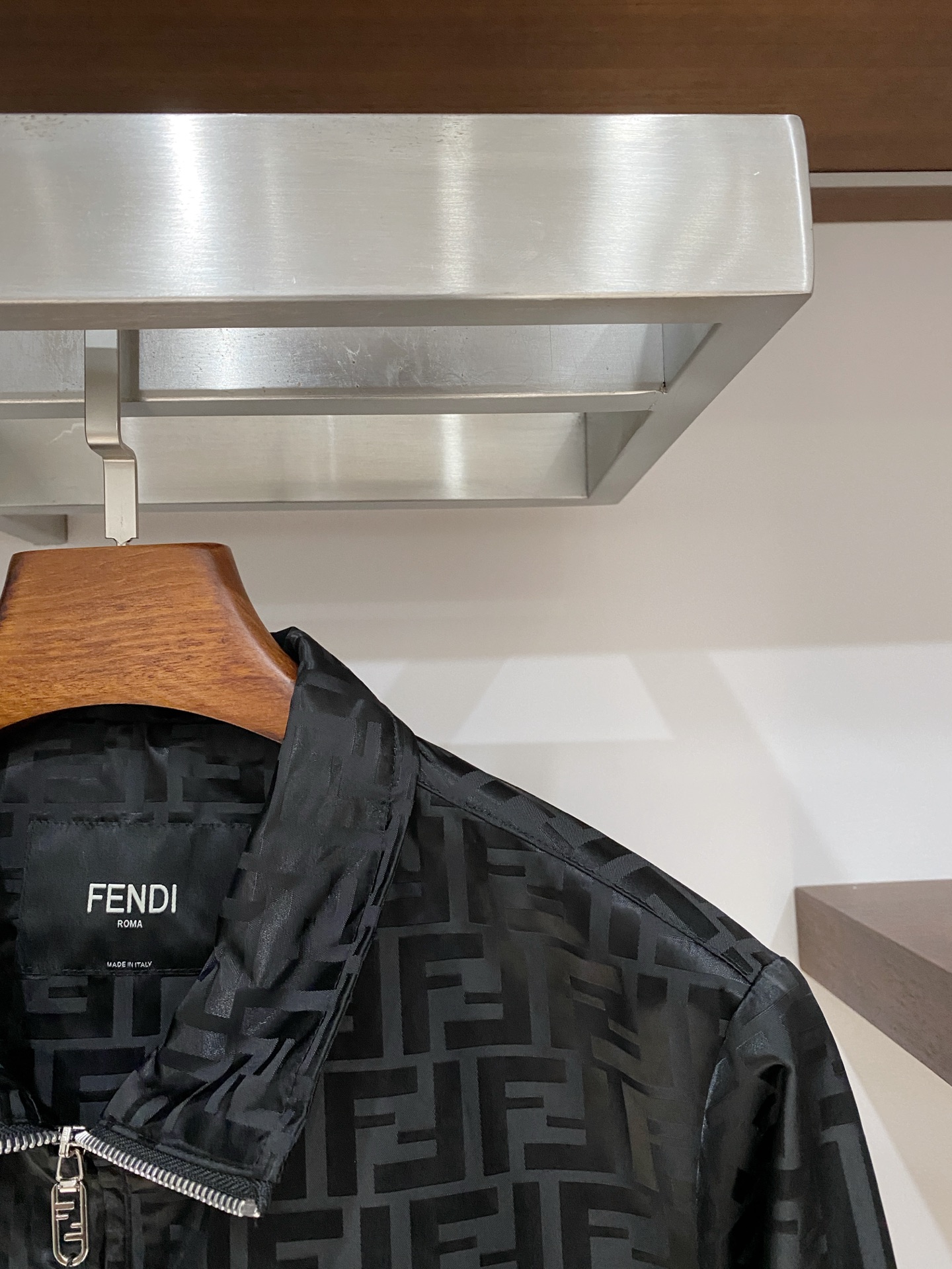 芬迪、2025新品夹克外套，时尚帅气，简约百搭款，原版五金辅料logo，定制原版面料，不仅挺括，保持潮流