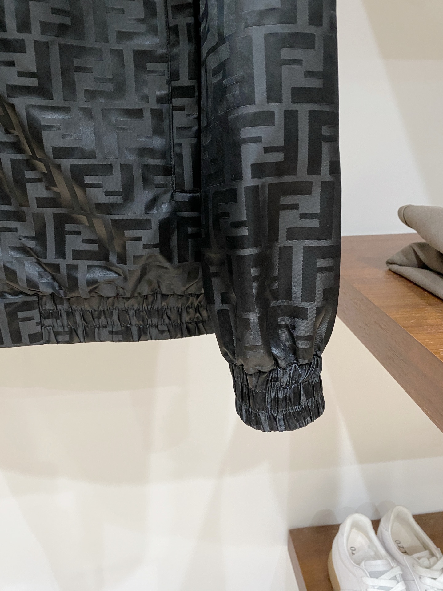 芬迪、2025新品夹克外套，时尚帅气，简约百搭款，原版五金辅料logo，定制原版面料，不仅挺括，保持潮流