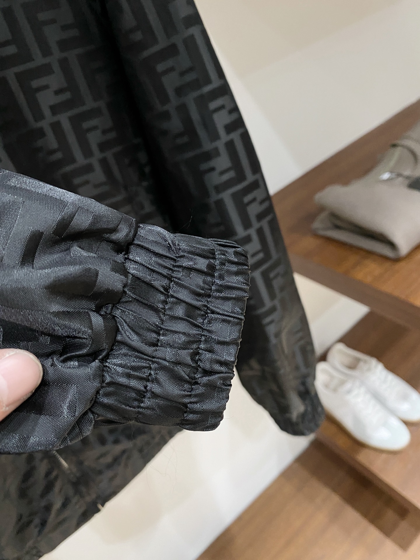 芬迪、2025新品夹克外套，时尚帅气，简约百搭款，原版五金辅料logo，定制原版面料，不仅挺括，保持潮流