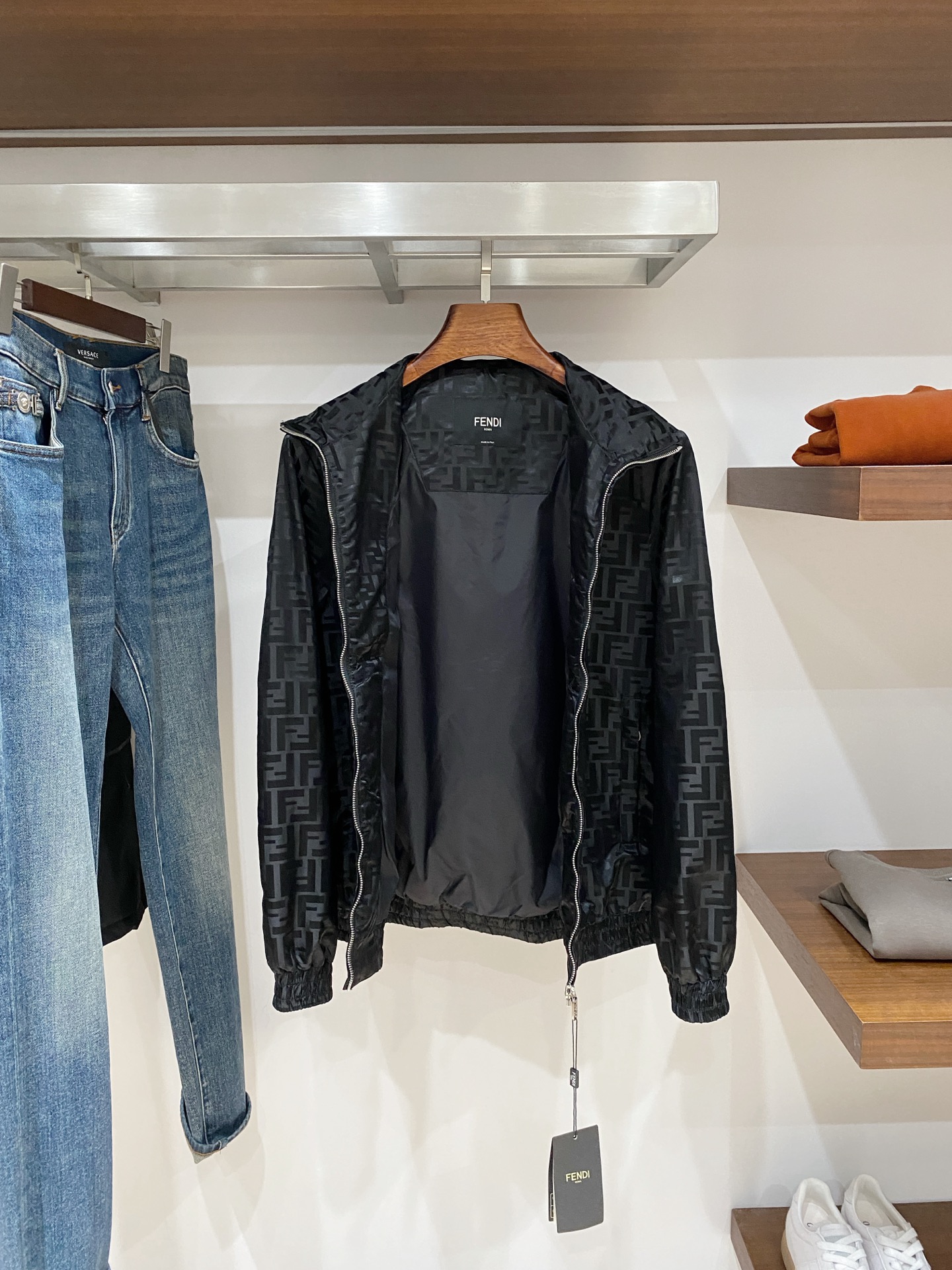 芬迪、2025新品夹克外套，时尚帅气，简约百搭款，原版五金辅料logo，定制原版面料，不仅挺括，保持潮流