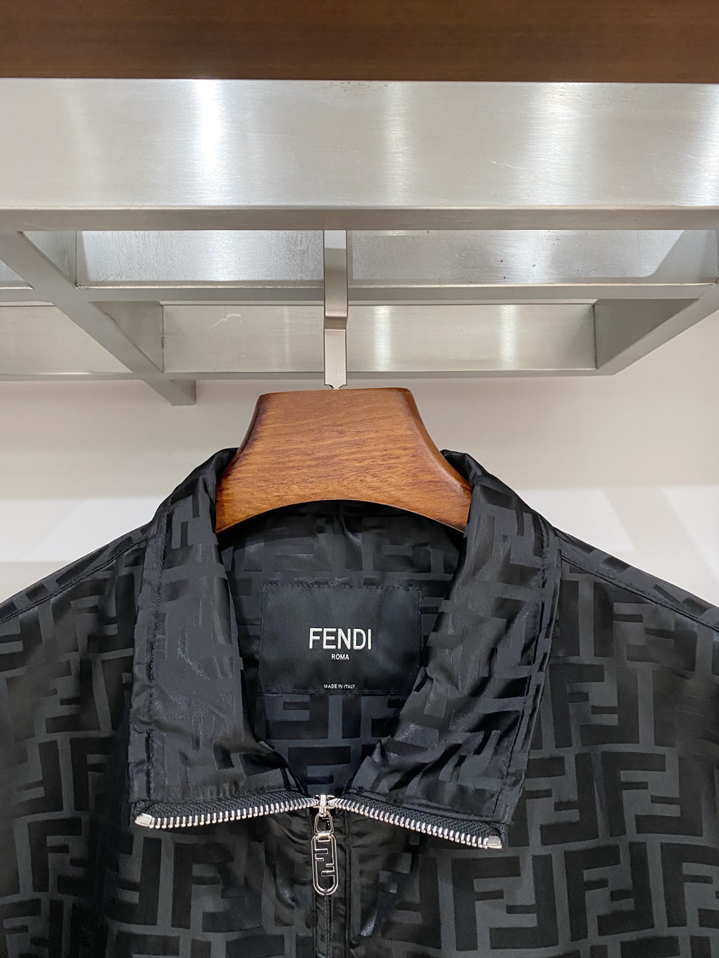 芬迪、2025新品夹克外套，时尚帅气，简约百搭款，原版五金辅料logo，定制原版面料，不仅挺括，保持潮流