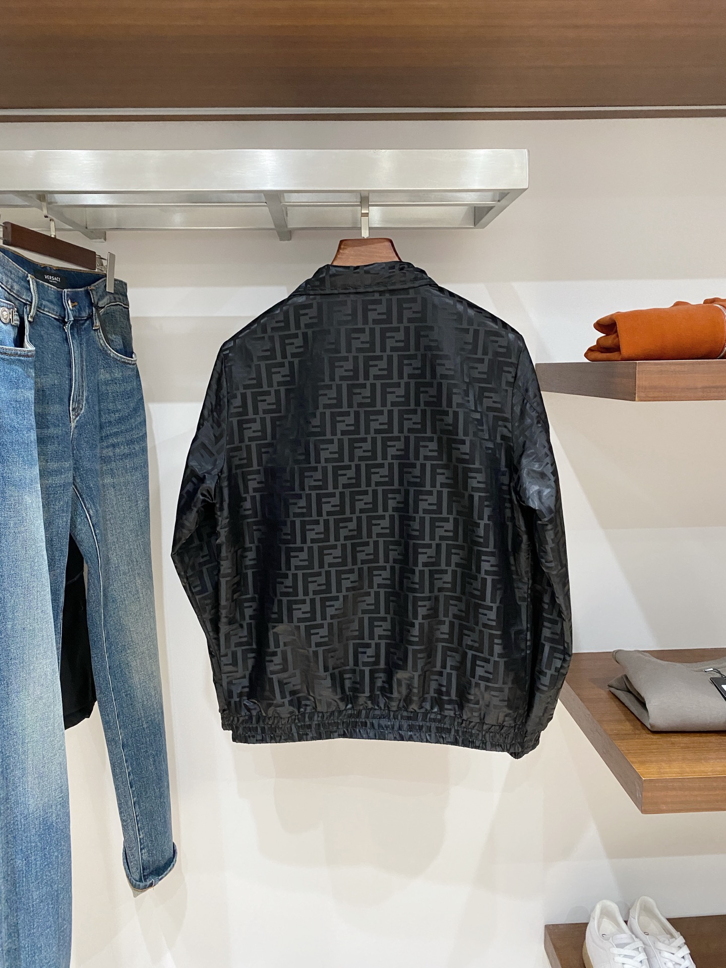 芬迪、2025新品夹克外套，时尚帅气，简约百搭款，原版五金辅料logo，定制原版面料，不仅挺括，保持潮流