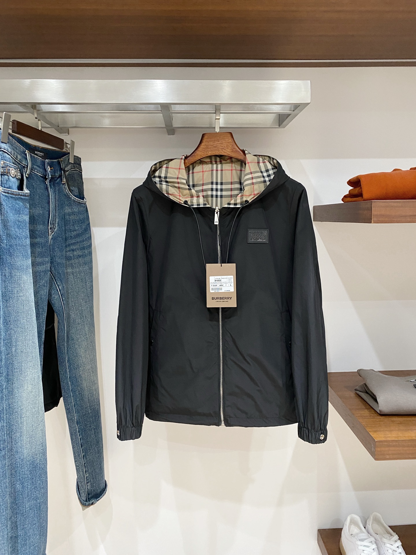 NO:684156,Burberry, 2025 new reversible jacket, fashionable and handsome, simple and versatile, original hardware logo, customized original fabric, not only crisp and trendy silhouette, but also comfortable to wear, more delicate yarn weaving, size M-3XL, buy now,,burberry,jackets & coats,jackets & coats,19860909巴宝莉、2025新品双面穿夹克外套,时尚帅气,简约百搭款,原版五金辅料logo,定制原版面料,不仅挺括,保持潮流的廓形,又穿着舒适,纱织更细腻,码数M-3XL 立即抢购,,burberry,jackets & coats,jackets & coats,,Men's clothing