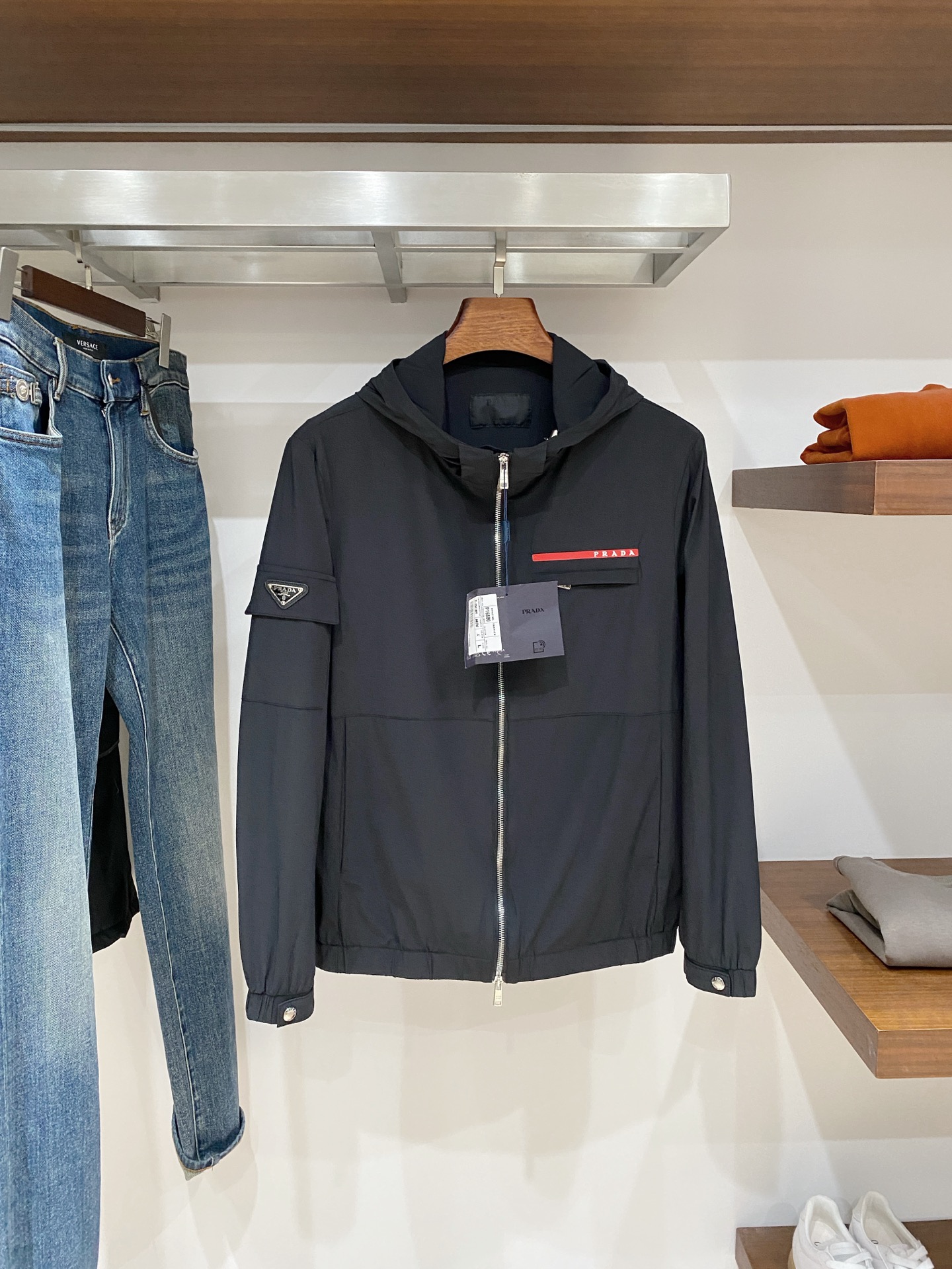 NO:684170,Prada, 2025 new jacket, fashionable and handsome, simple and versatile, cuff hardware decorated with triangle logo, customized original fabric, not only crisp and trendy silhouette, but also comfortable to wear, more delicate yarn weaving, size M-3XL, buy now,, prada, jackets & coats, jackets & coats,19860909普拉达、2025新品夹克外套,时尚帅气,简约百搭款,袖口五金装饰三角标logo,定制原版面料,不仅挺括,保持潮流的廓形,又穿着舒适,纱织更细腻,码数M-3XL 立即抢购,,prada,jackets & coats,jackets & coats,,Men's clothing