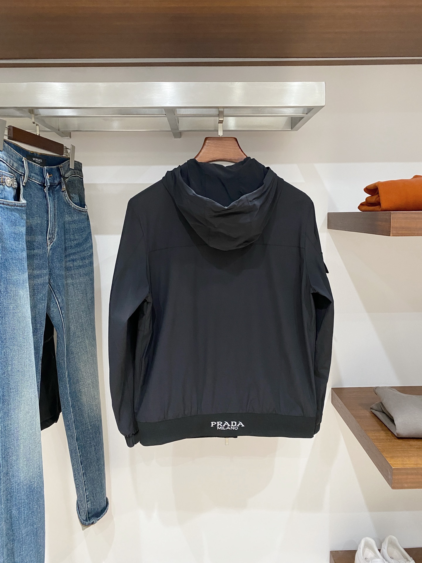 普拉达、2025新品夹克外套，时尚帅气，简约百搭款，袖口五金装饰三角标logo，定制原版面料，不仅挺括，