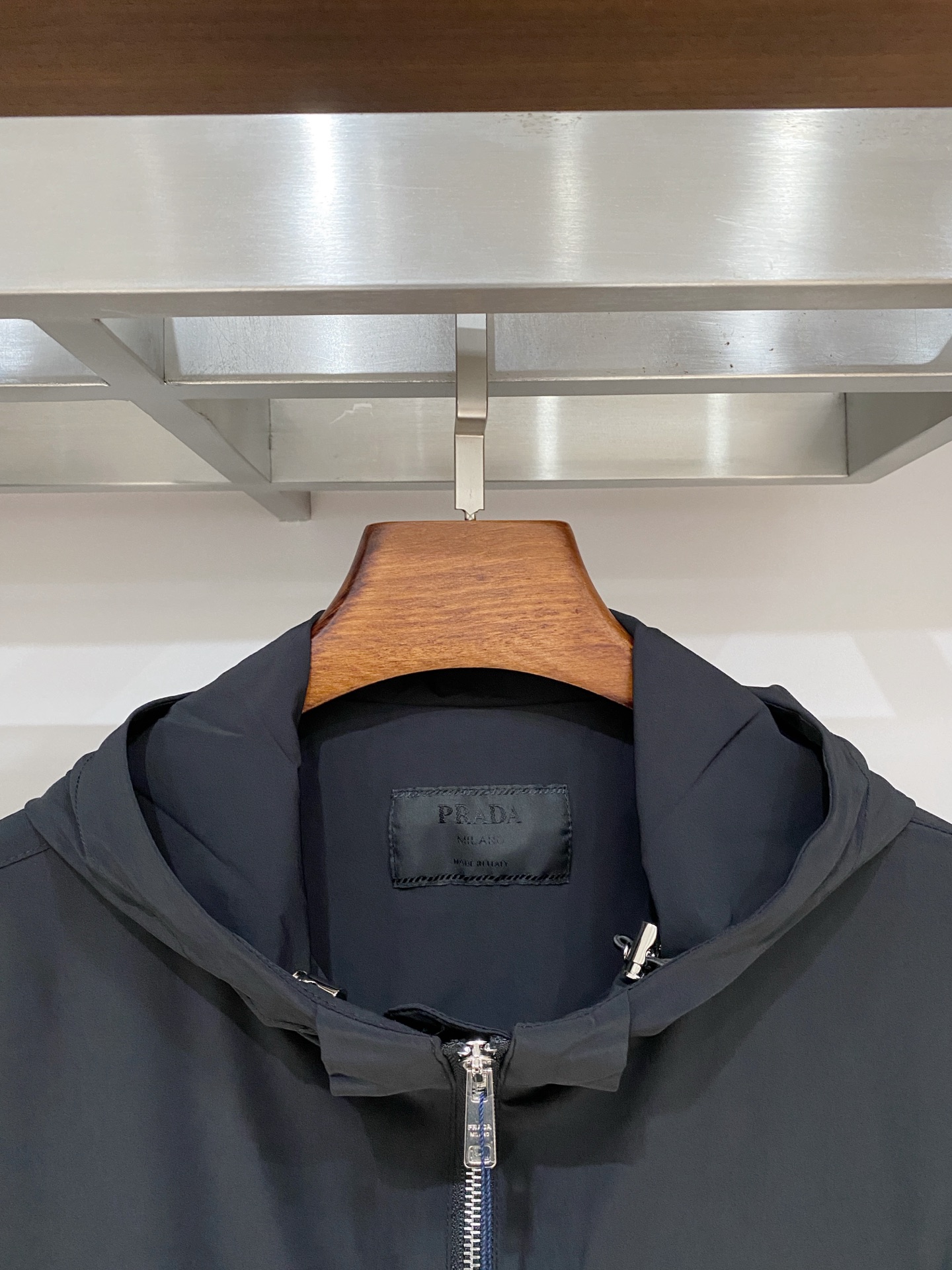 普拉达、2025新品夹克外套，时尚帅气，简约百搭款，袖口五金装饰三角标logo，定制原版面料，不仅挺括，