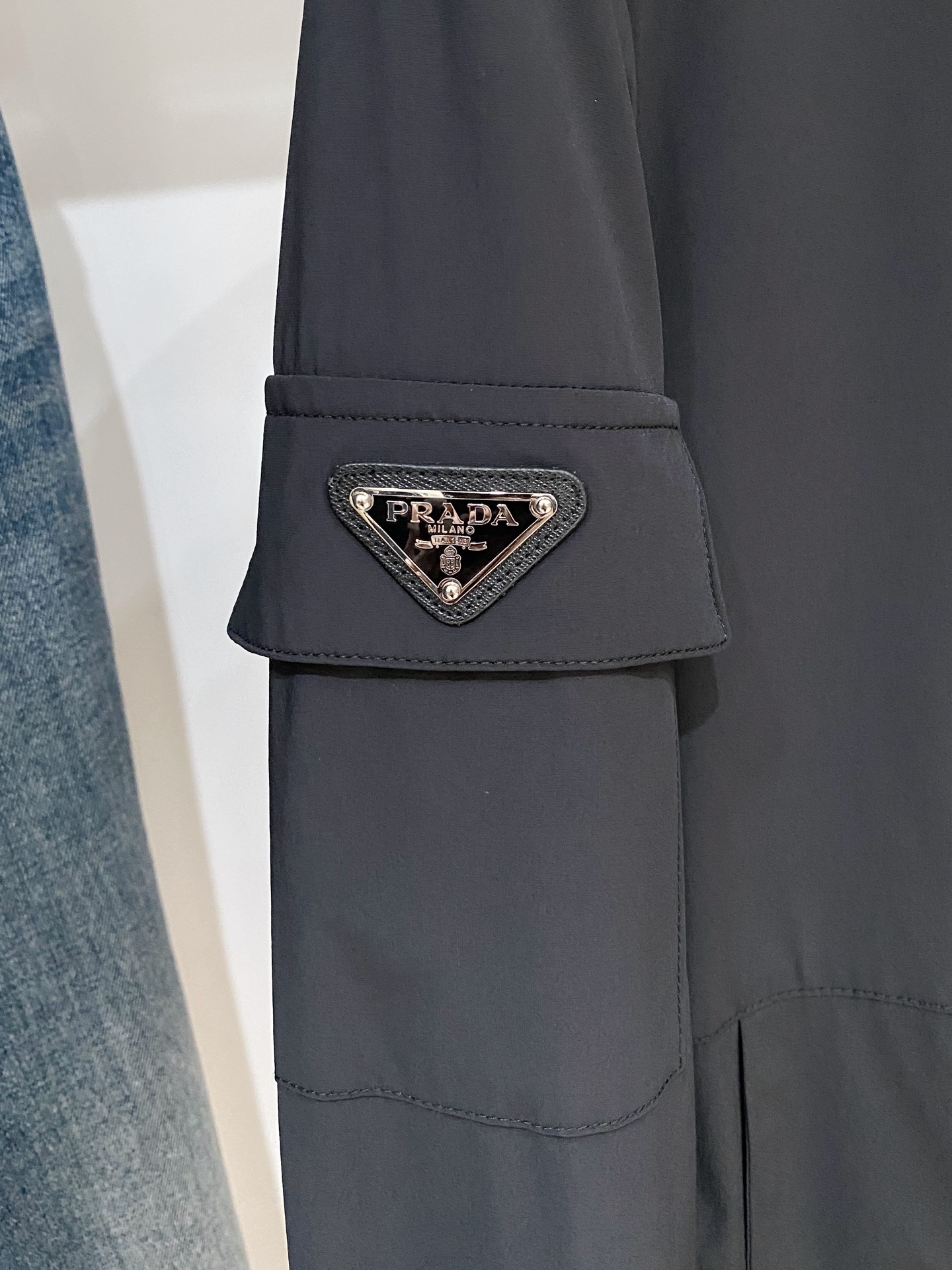 普拉达、2025新品夹克外套，时尚帅气，简约百搭款，袖口五金装饰三角标logo，定制原版面料，不仅挺括，