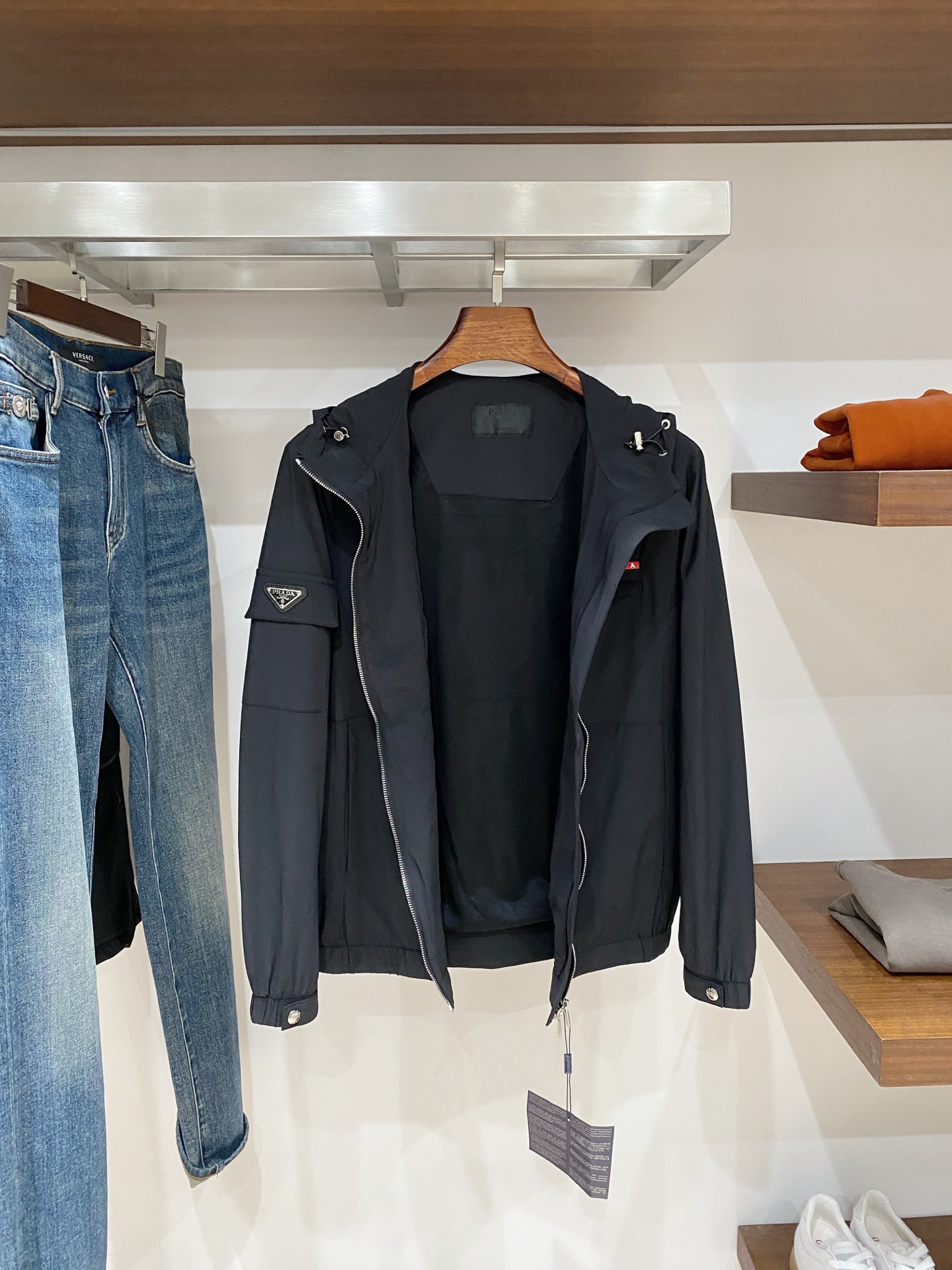 普拉达、2025新品夹克外套，时尚帅气，简约百搭款，袖口五金装饰三角标logo，定制原版面料，不仅挺括，