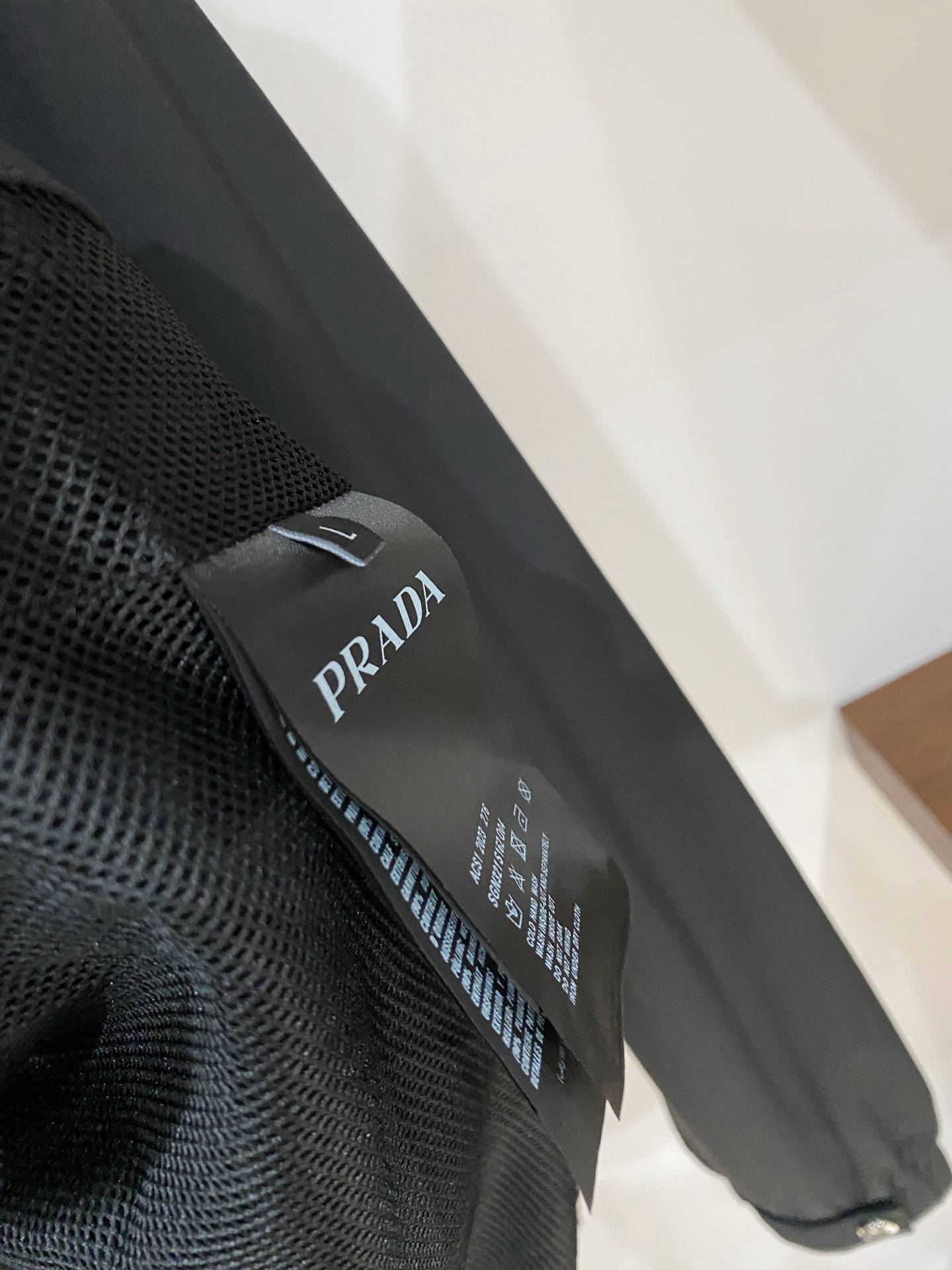 普拉达、2025新品夹克外套，时尚帅气，简约百搭款，袖口五金装饰三角标logo，定制原版面料，不仅挺括，