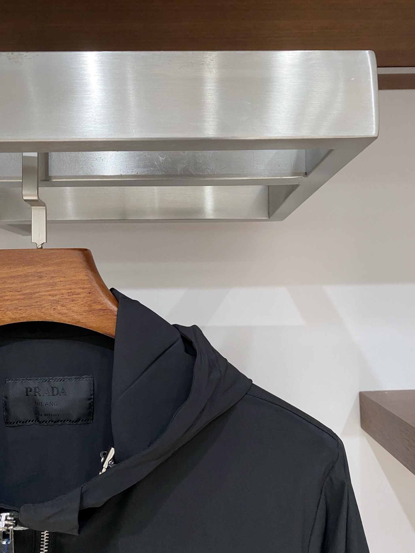 普拉达、2025新品夹克外套，时尚帅气，简约百搭款，袖口五金装饰三角标logo，定制原版面料，不仅挺括，