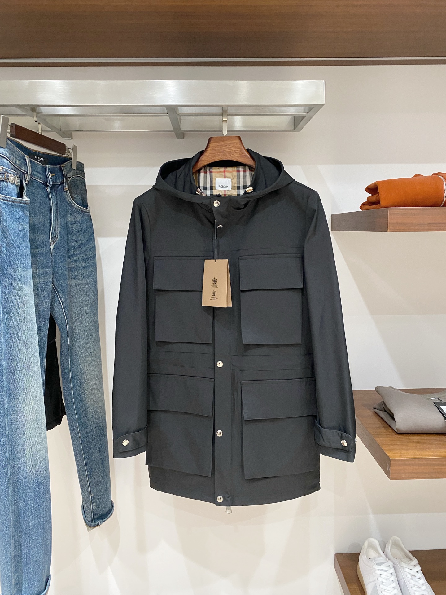 巴宝莉、2025新品中长款夹克外套，时尚帅气，简约百搭款，原版五金辅料logo，定制原版面料，不仅挺括，