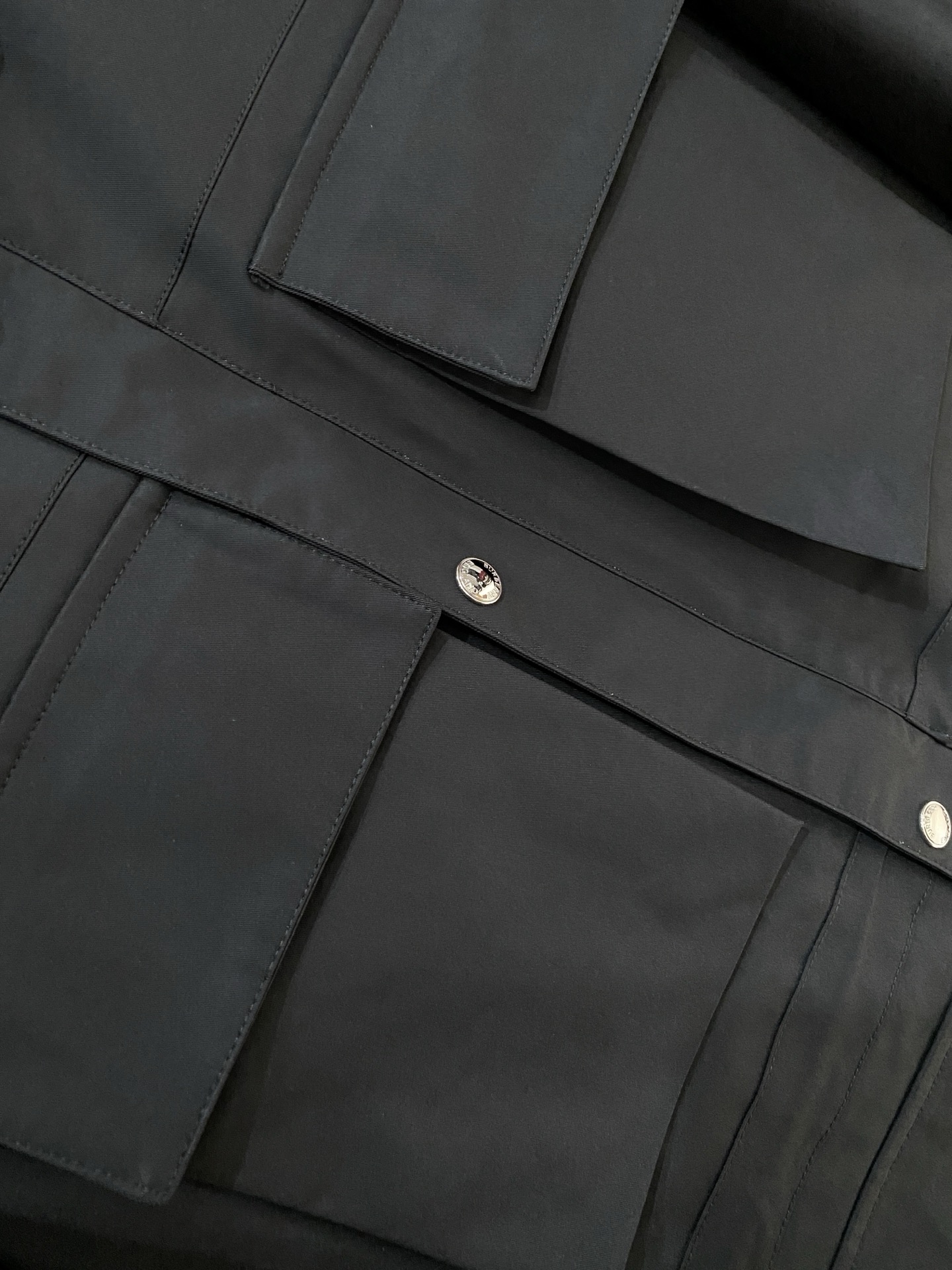 巴宝莉、2025新品中长款夹克外套，时尚帅气，简约百搭款，原版五金辅料logo，定制原版面料，不仅挺括，