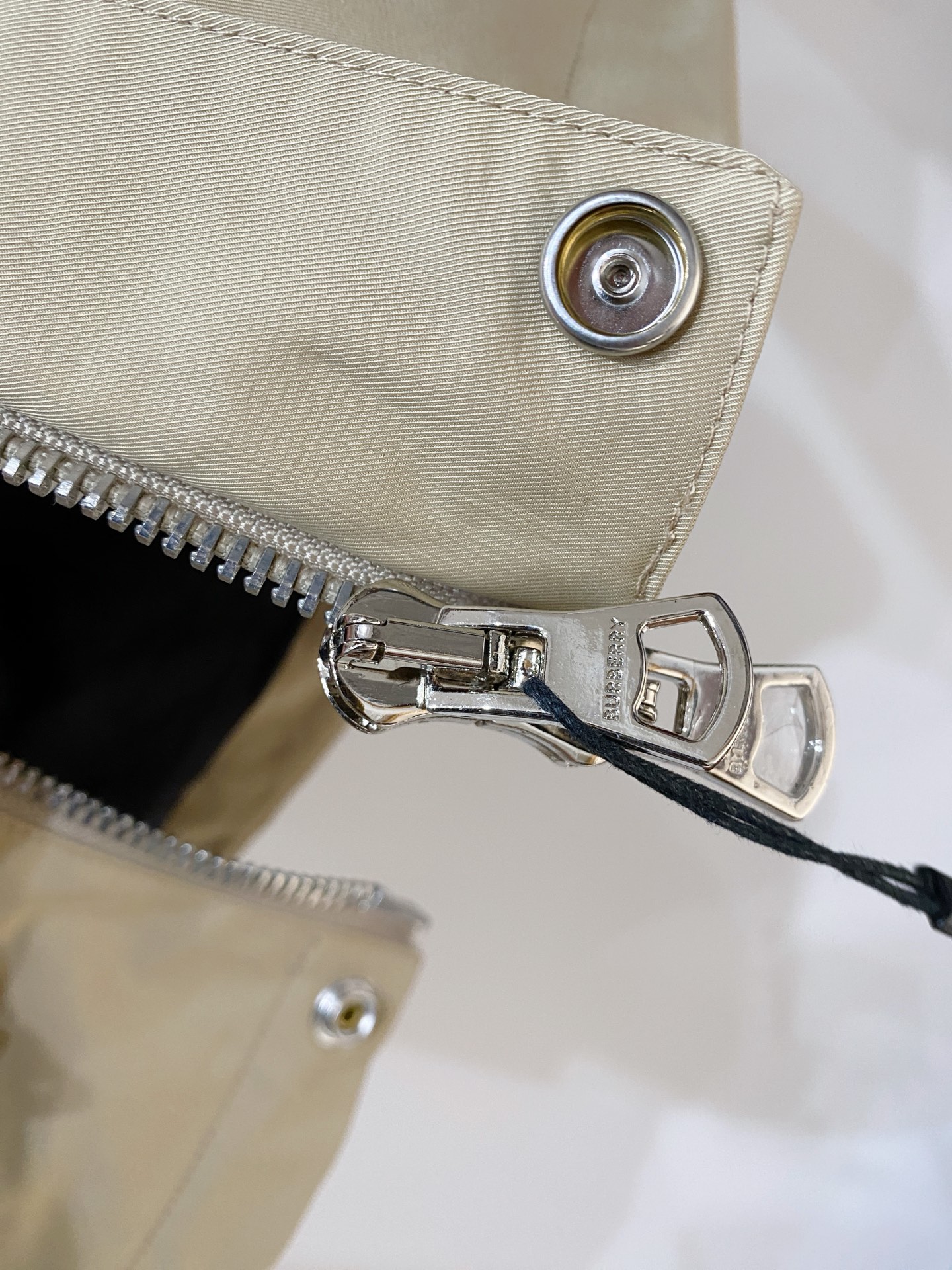 巴宝莉、2025新品中长款夹克外套，时尚帅气，简约百搭款，原版五金辅料logo，定制原版面料，不仅挺括，