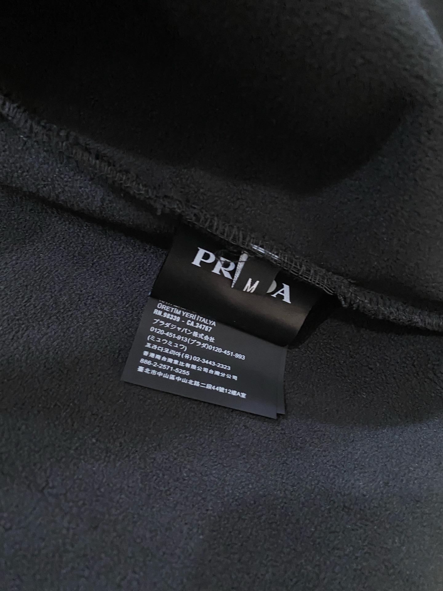 普拉达、2025新品卫衣外套，帅气时尚，胸前五金装饰三角标logo，简约百搭款。面料棉 不仅挺括，保持潮