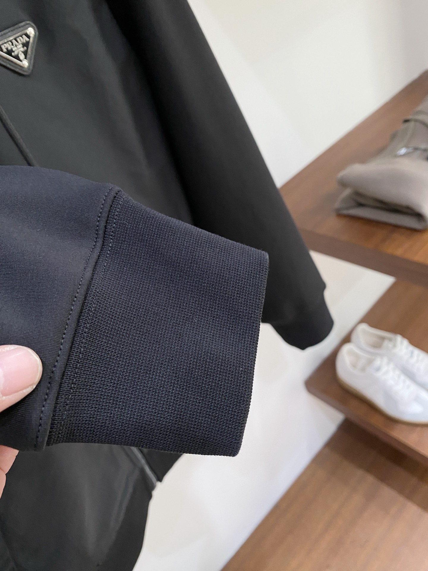 普拉达、2025新品卫衣外套，帅气时尚，胸前五金装饰三角标logo，简约百搭款。面料棉 不仅挺括，保持潮