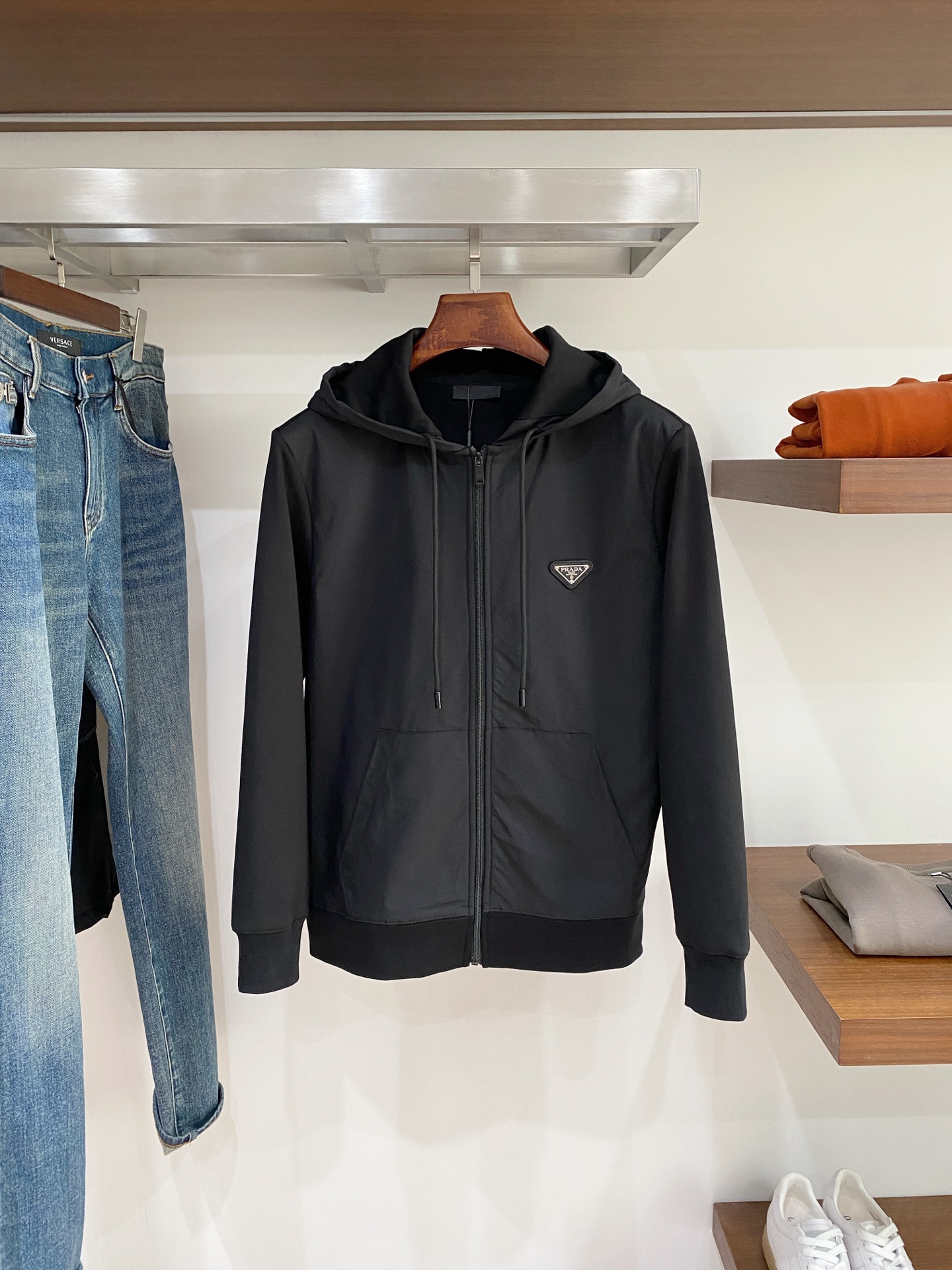 NO:684175,Prada, 2025 new sweatshirt jacket, handsome and fashionable, with triangular logo on the chest hardware, simple and versatile. The cotton fabric is not only crisp and maintains the trendy silhouette, but also comfortable to wear, and the yarn is more delicate. Size M-2XL. Buy now, prada, hoodie, sweatshirts, jackets & coats,19860909普拉达、2025新品卫衣外套,帅气时尚,胸前五金装饰三角标logo,简约百搭款.面料棉 不仅挺括,保持潮流的廓形,又穿着舒适,纱织更细腻,码数M-2XL 立即抢购,,prada,hoodie,sweatshirts,jackets & coats,,Men's clothing