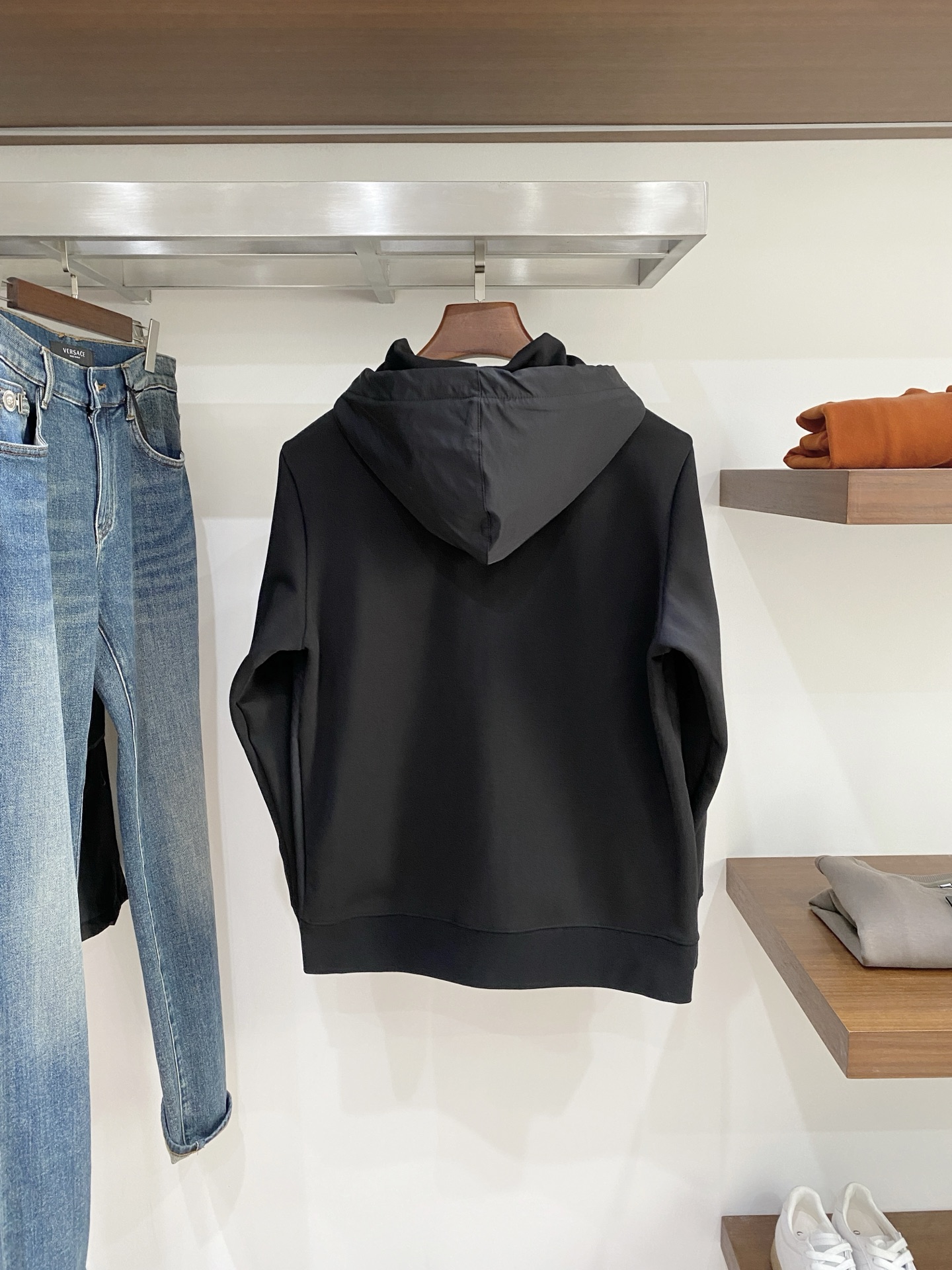 普拉达、2025新品卫衣外套，帅气时尚，胸前五金装饰三角标logo，简约百搭款。面料棉 不仅挺括，保持潮