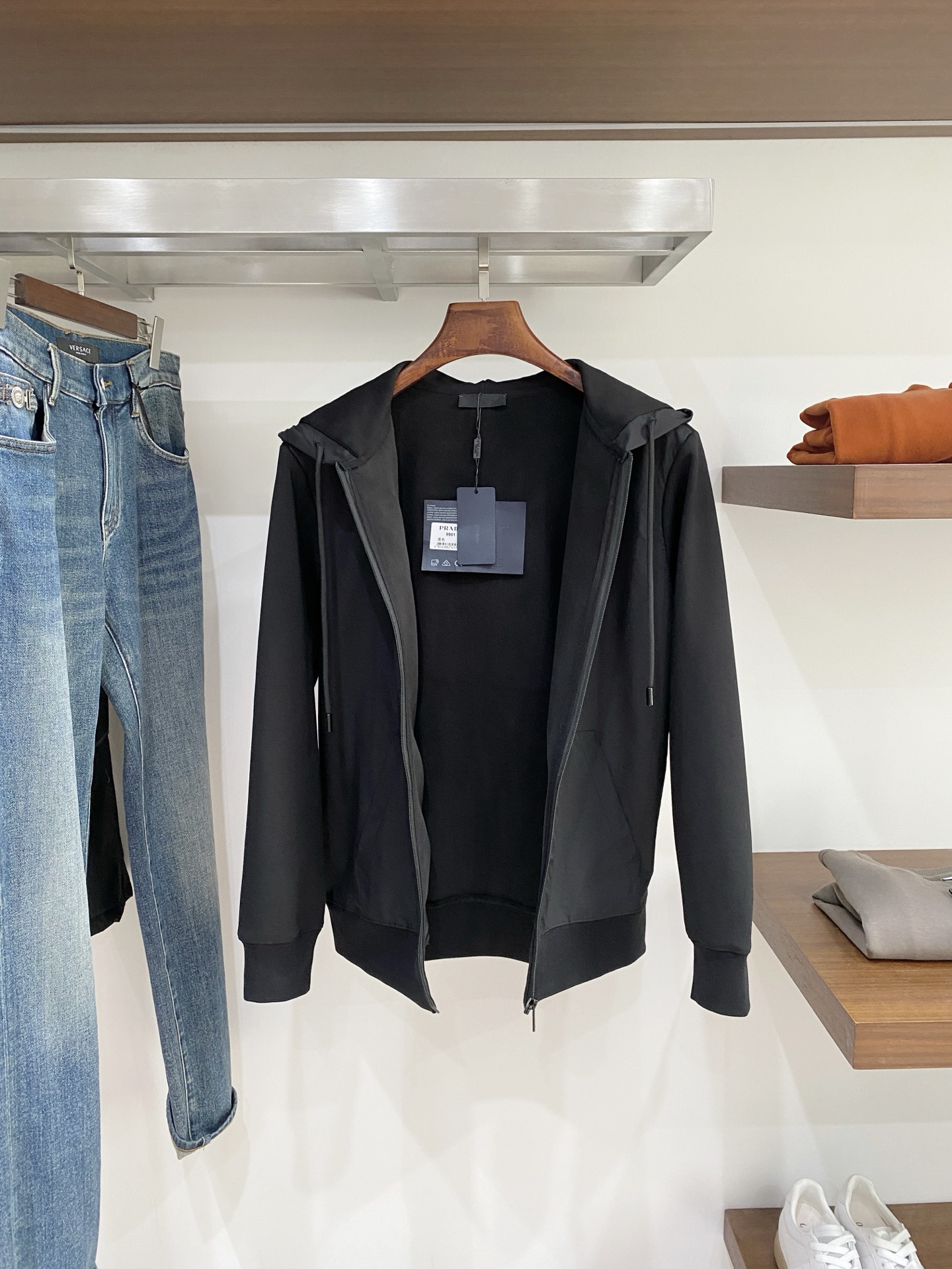 普拉达、2025新品卫衣外套，帅气时尚，胸前五金装饰三角标logo，简约百搭款。面料棉 不仅挺括，保持潮