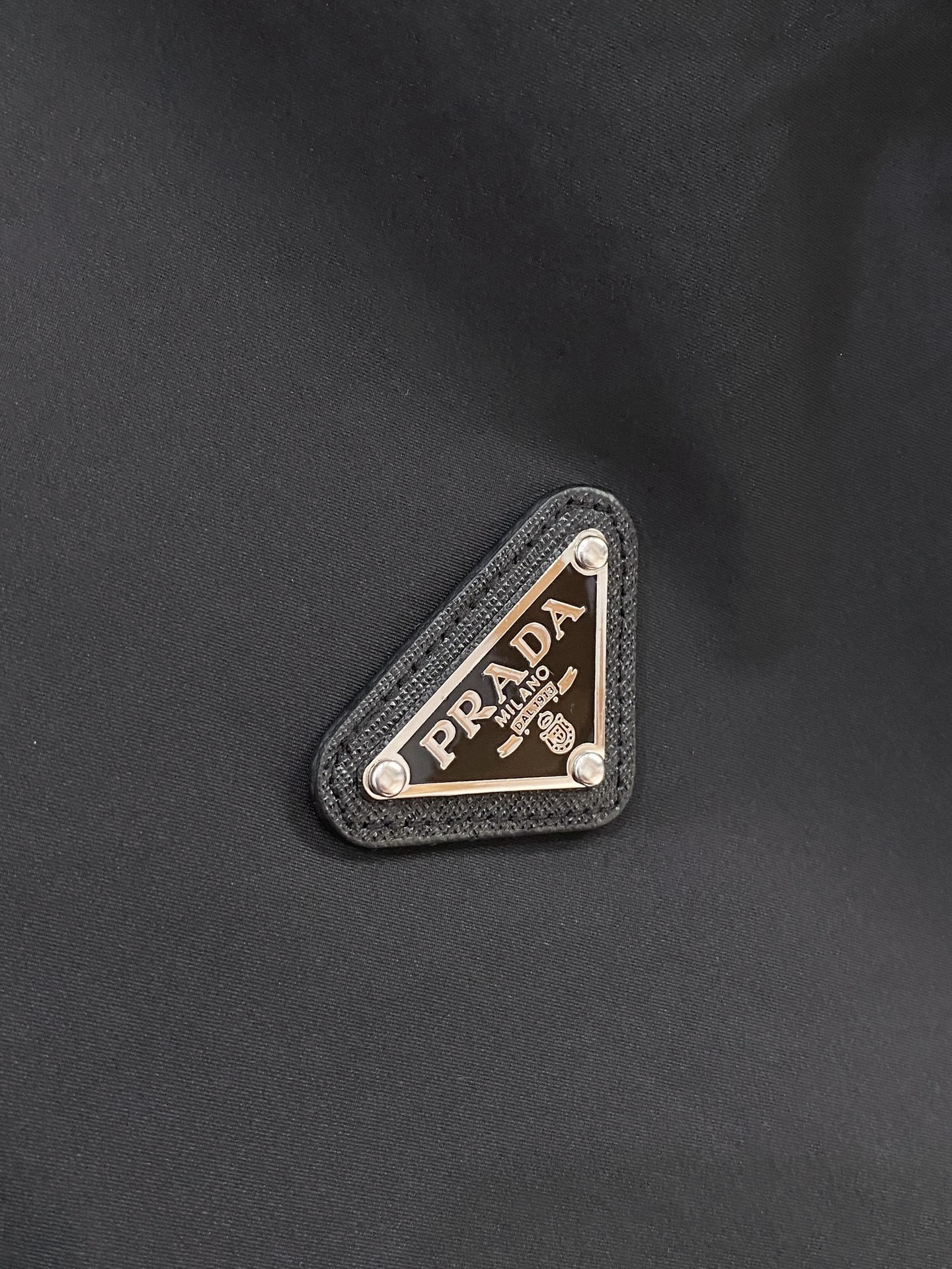 普拉达、2025新品卫衣外套，帅气时尚，胸前五金装饰三角标logo，简约百搭款。面料棉 不仅挺括，保持潮